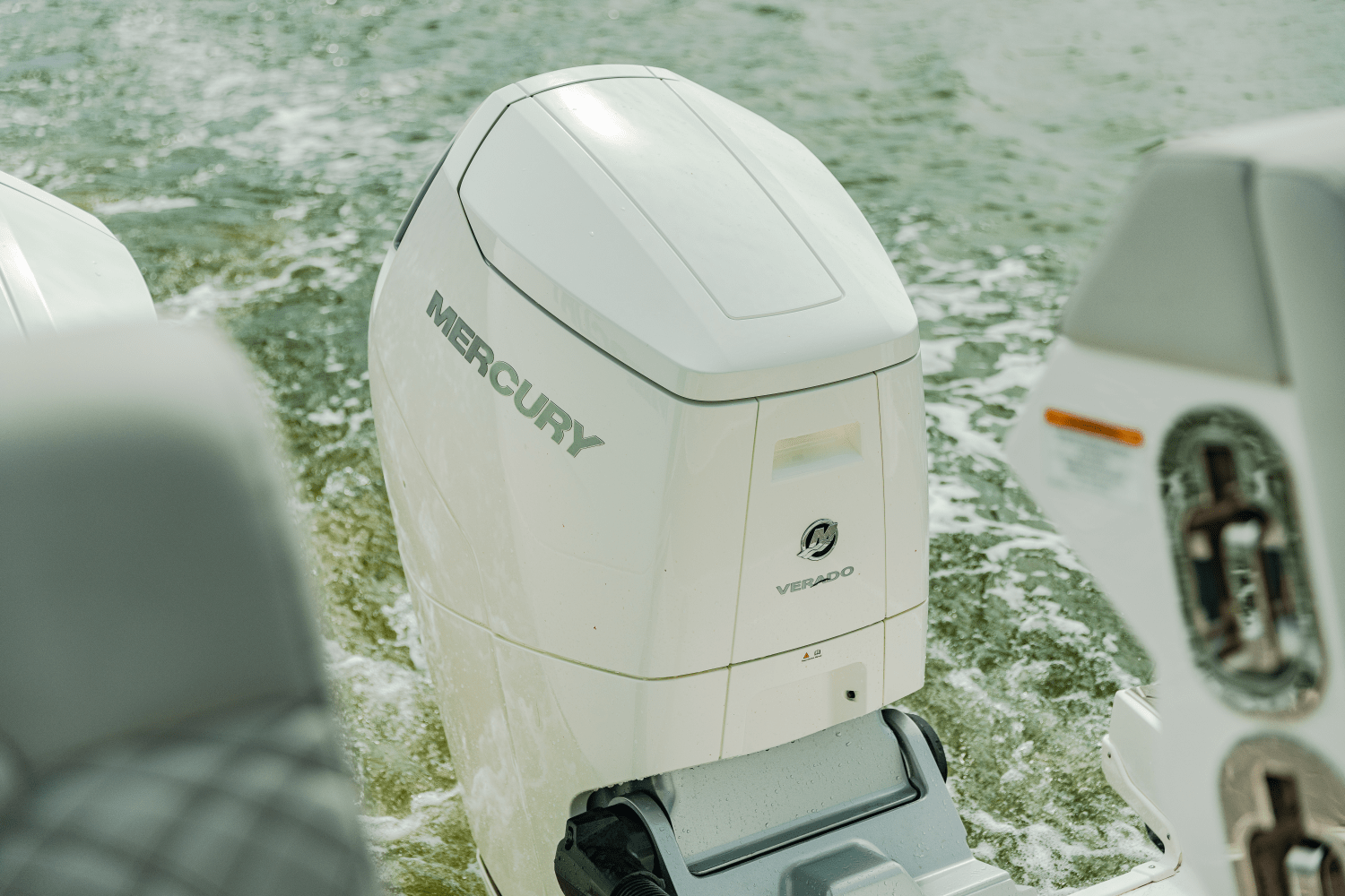 2025 Sea Ray Sundancer 370 Outboard Image Thumbnail #9