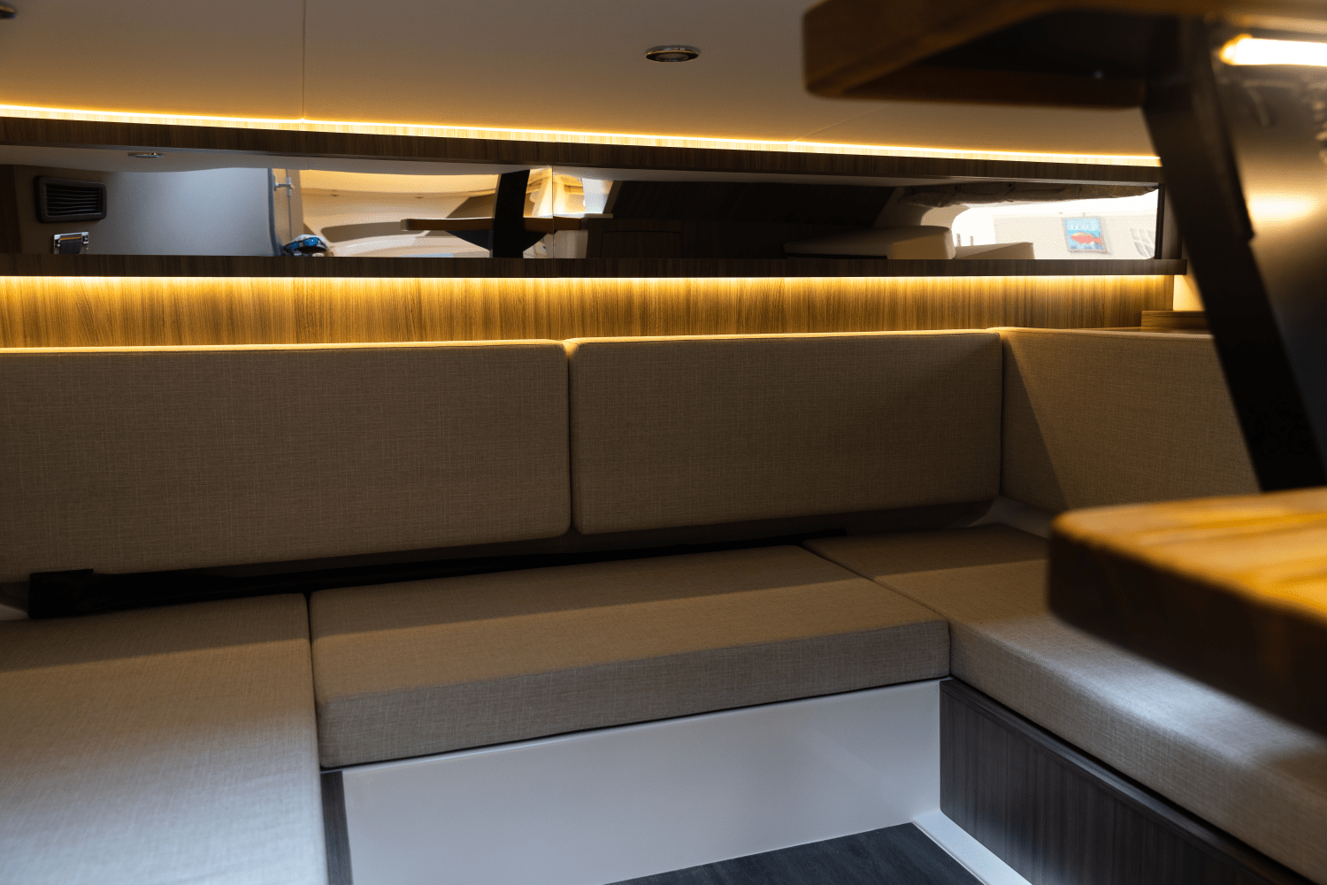 2025 Sea Ray Sundancer 370 Outboard Image Thumbnail #26