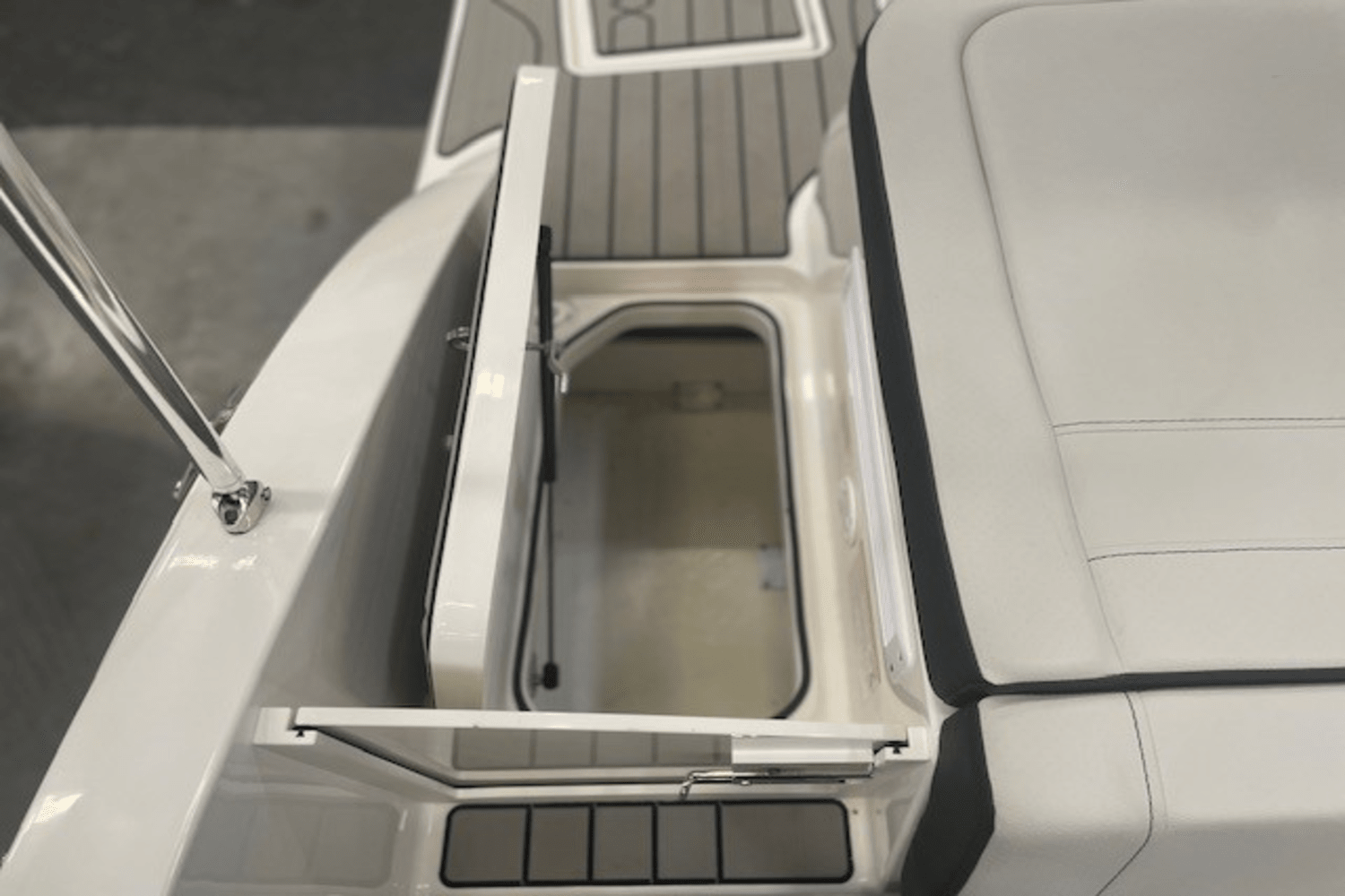 2025 Sea Ray SPX 190 Image Thumbnail #12