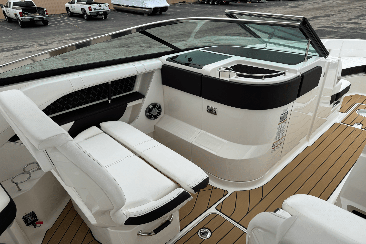 2025 Sea Ray SLX 310 Image Thumbnail #9