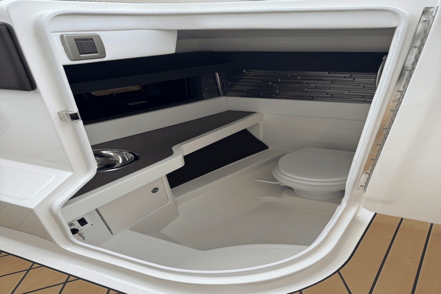 2025 Sea Ray SLX 310 Image Thumbnail #12