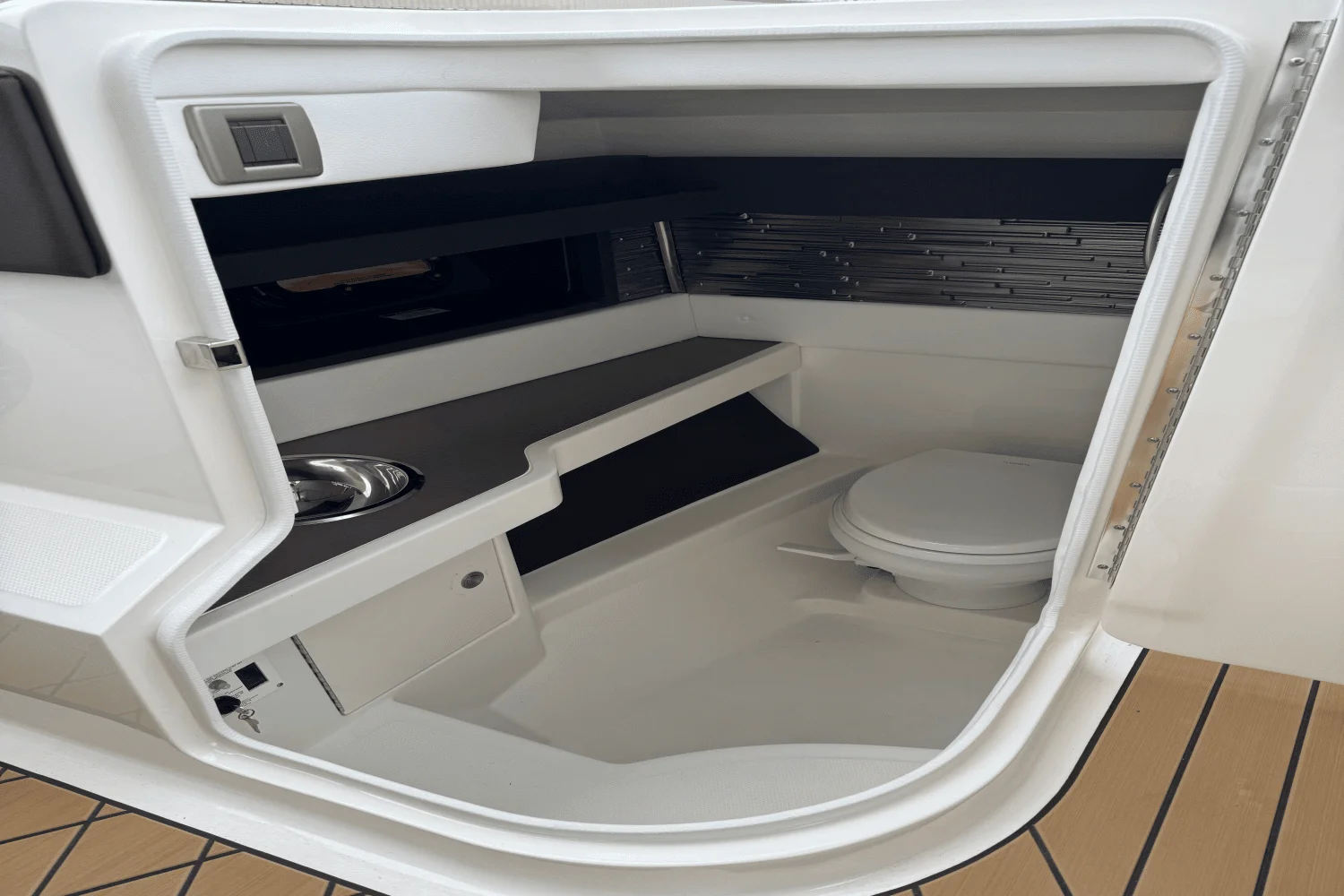 2025 Sea Ray SLX 310 Image Thumbnail #12