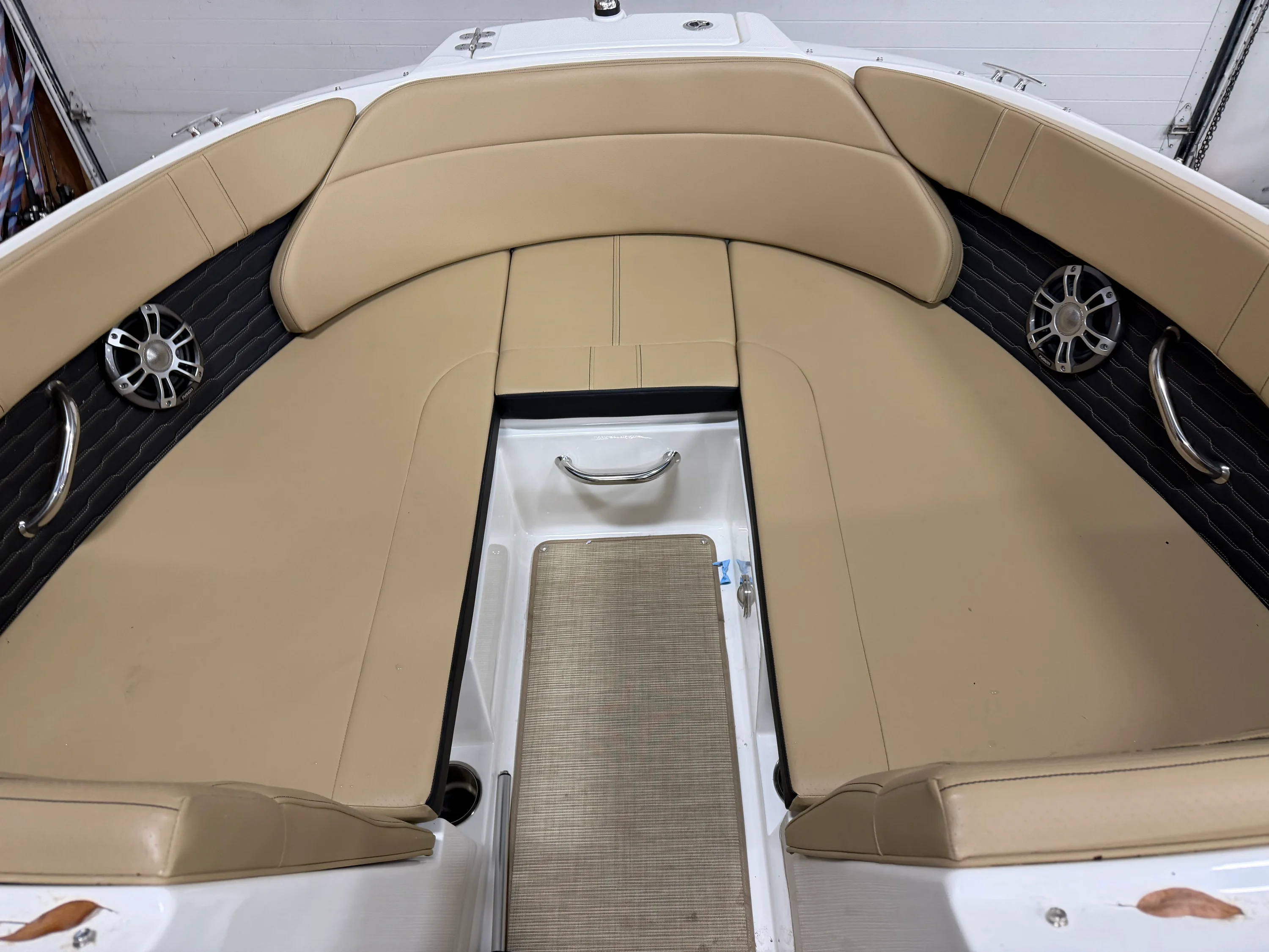 2025 Sea Ray SPX 230 Outboard Image Thumbnail #6