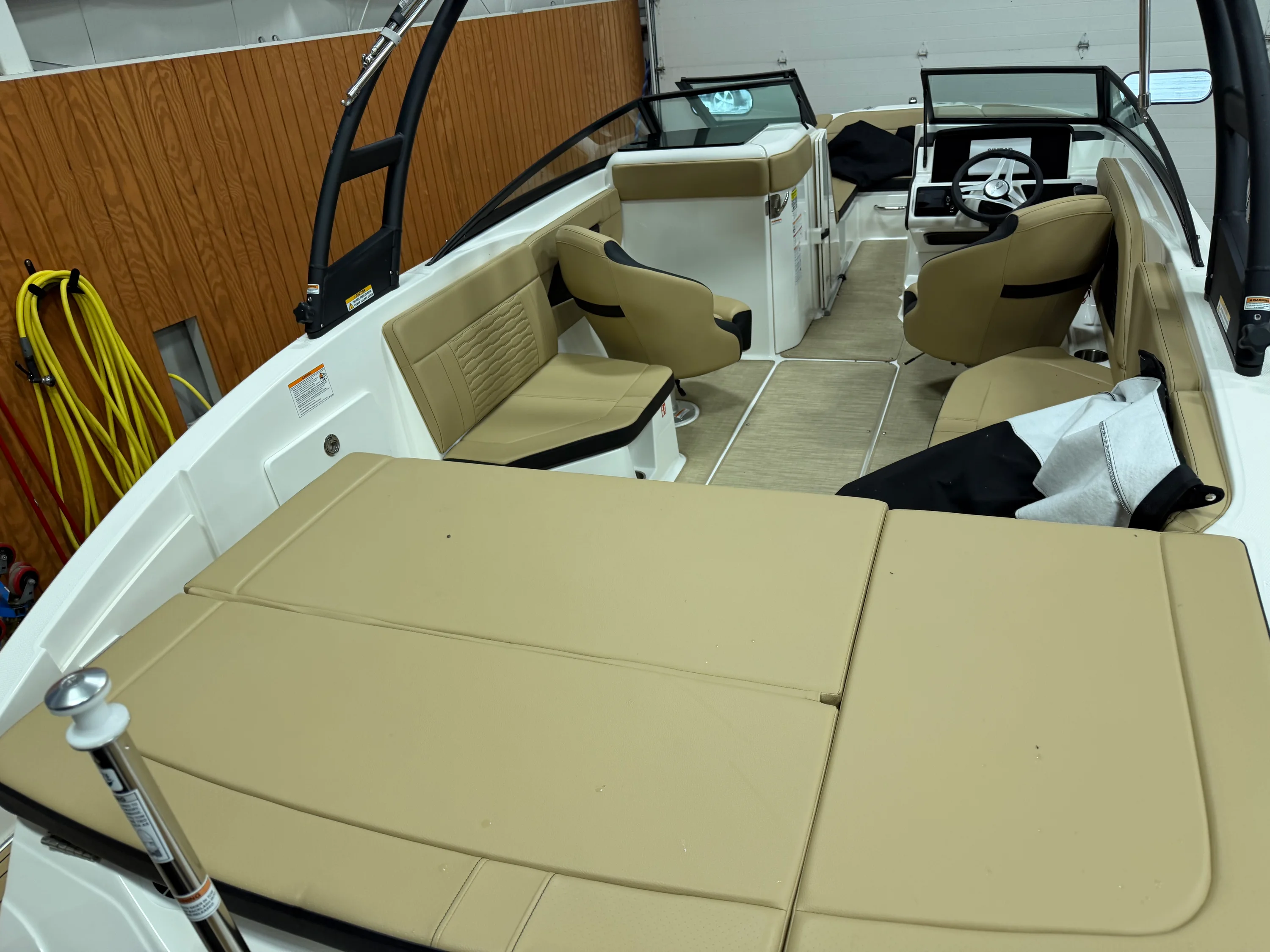 2025 Sea Ray SPX 230 Outboard Image Thumbnail #4