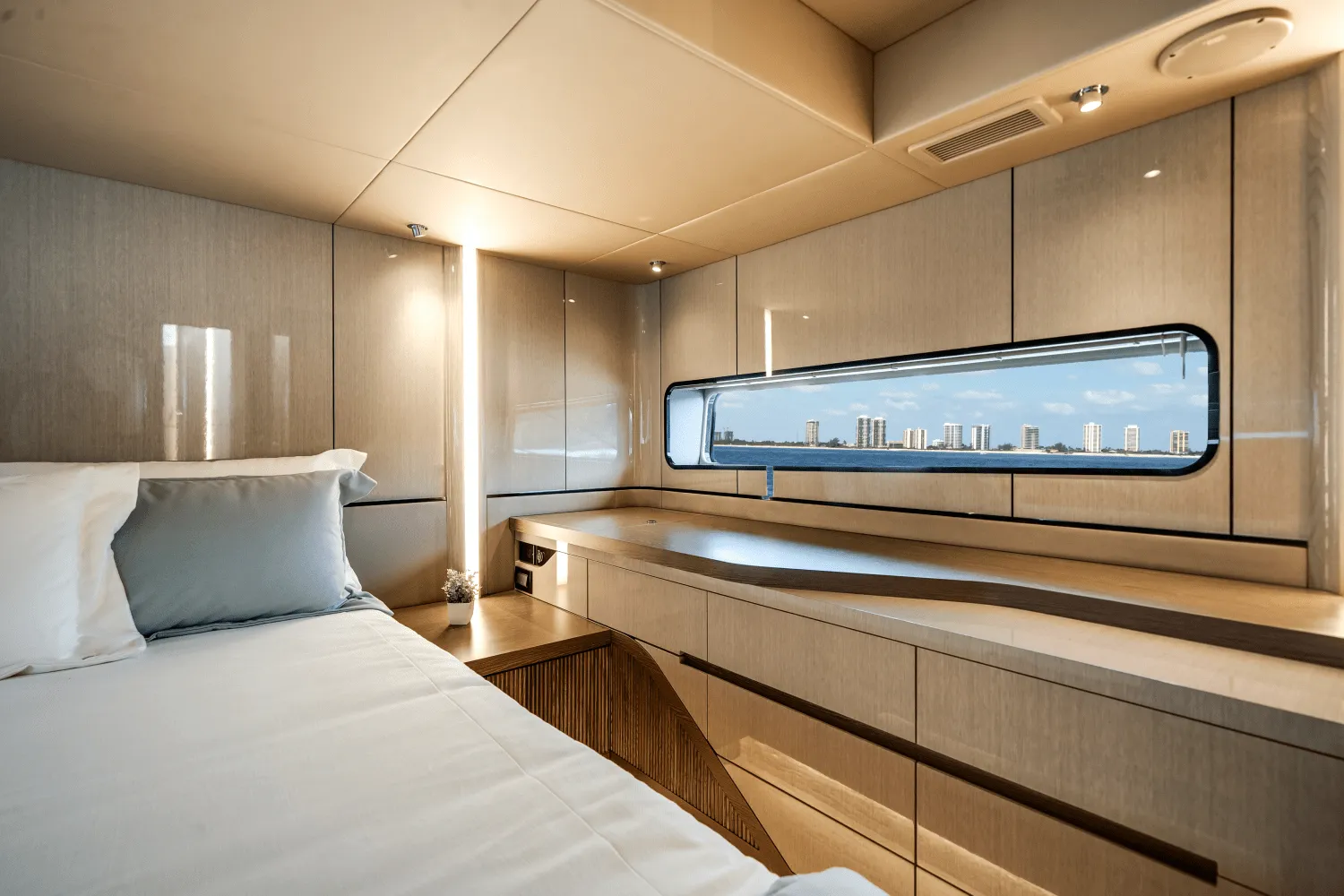 2026 Cruisers Yachts 57 Fly Image Thumbnail #38