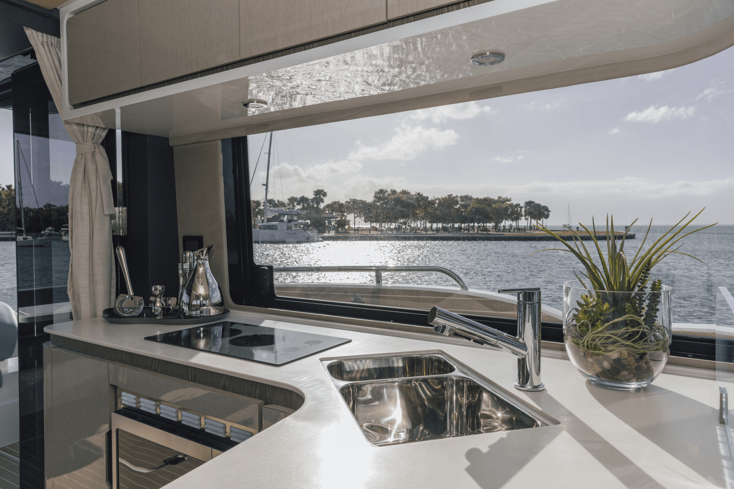 2026 Cruisers Yachts 57 Fly Image Thumbnail #8