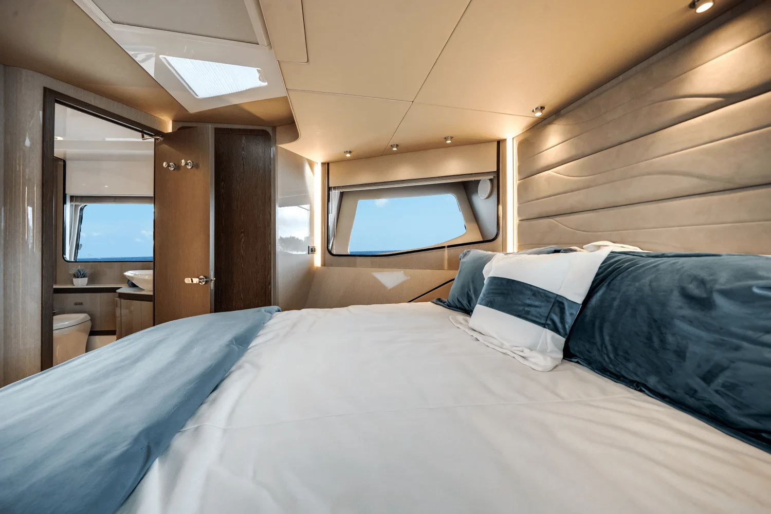 2026 Cruisers Yachts 57 Fly Image Thumbnail #28