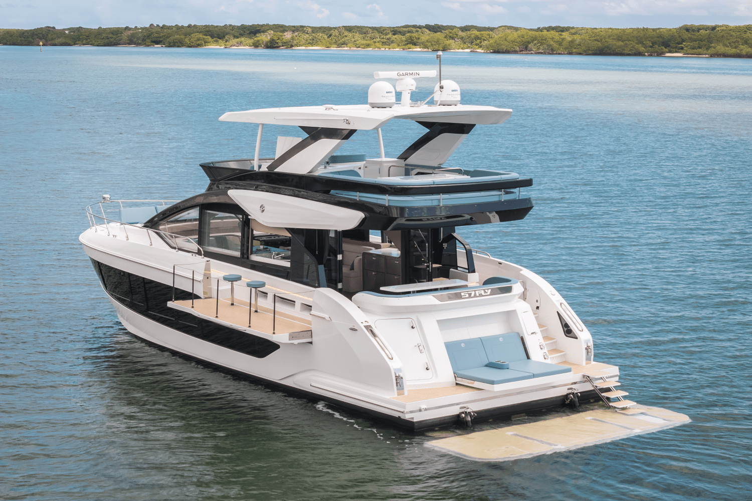 2026 Cruisers Yachts 57 Fly