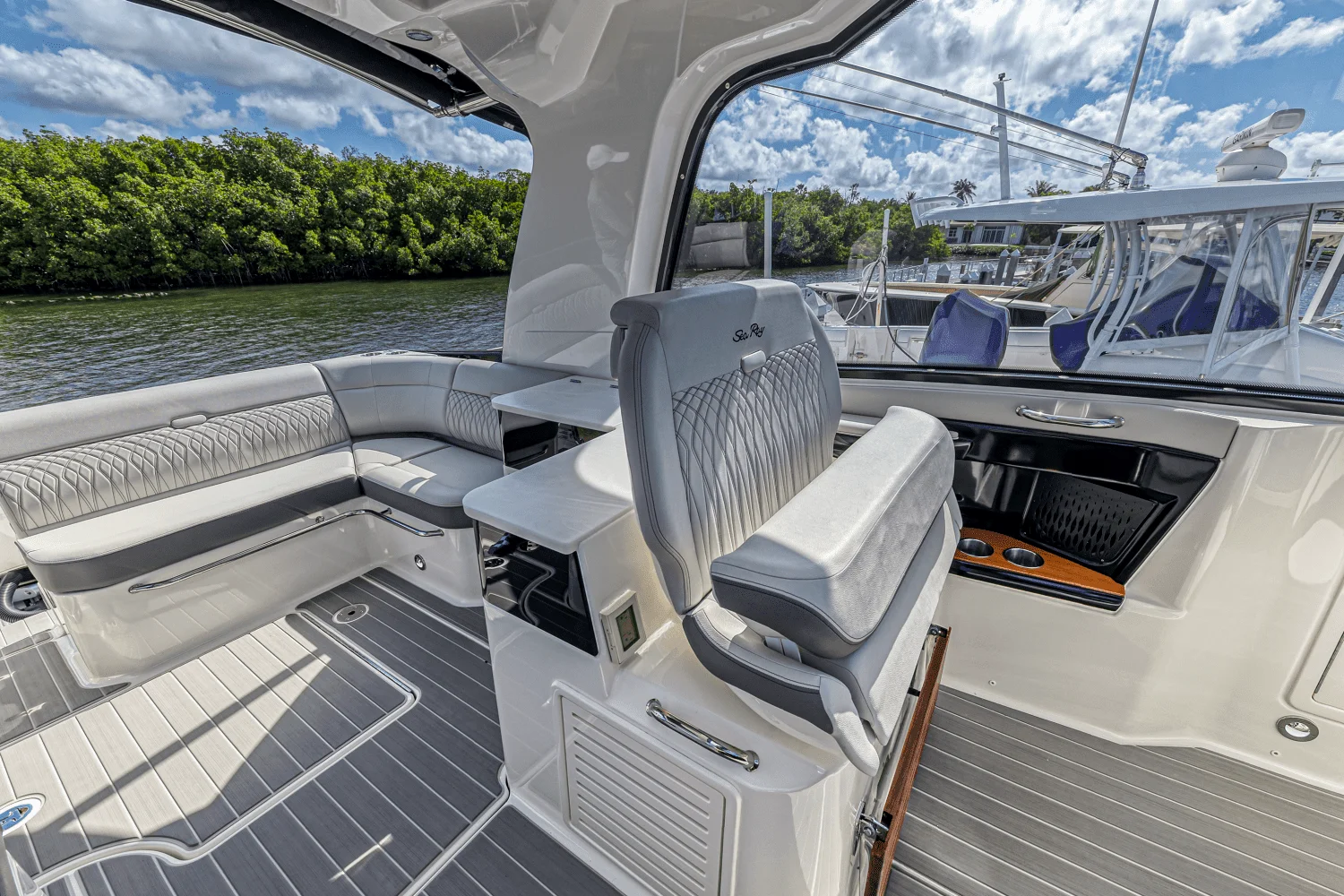 2022 Sea Ray 370 SUNDANCER OUTBOARD Image Thumbnail #51