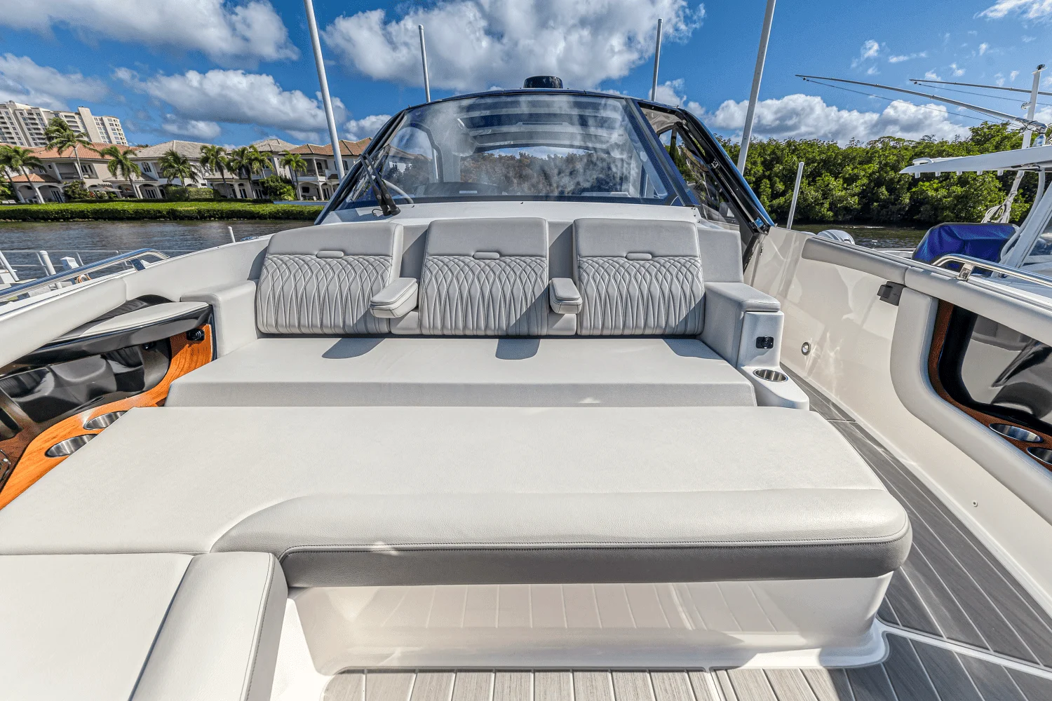 2022 Sea Ray 370 SUNDANCER OUTBOARD Image Thumbnail #61