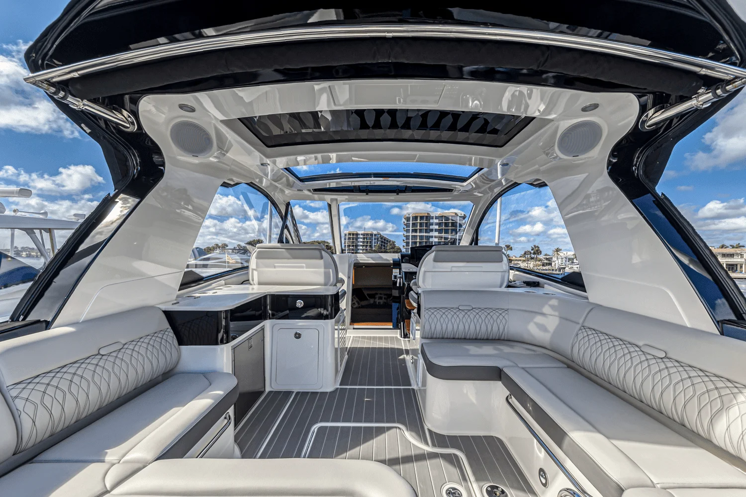 2022 Sea Ray 370 SUNDANCER OUTBOARD Image Thumbnail #4