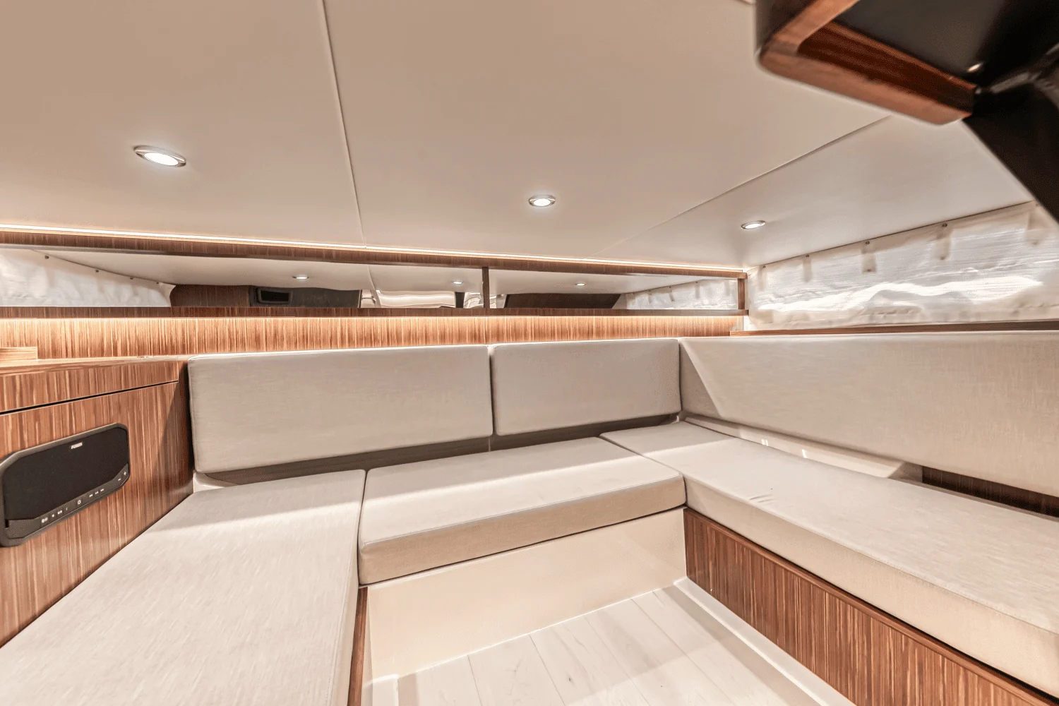 2022 Sea Ray 370 SUNDANCER OUTBOARD Image Thumbnail #24