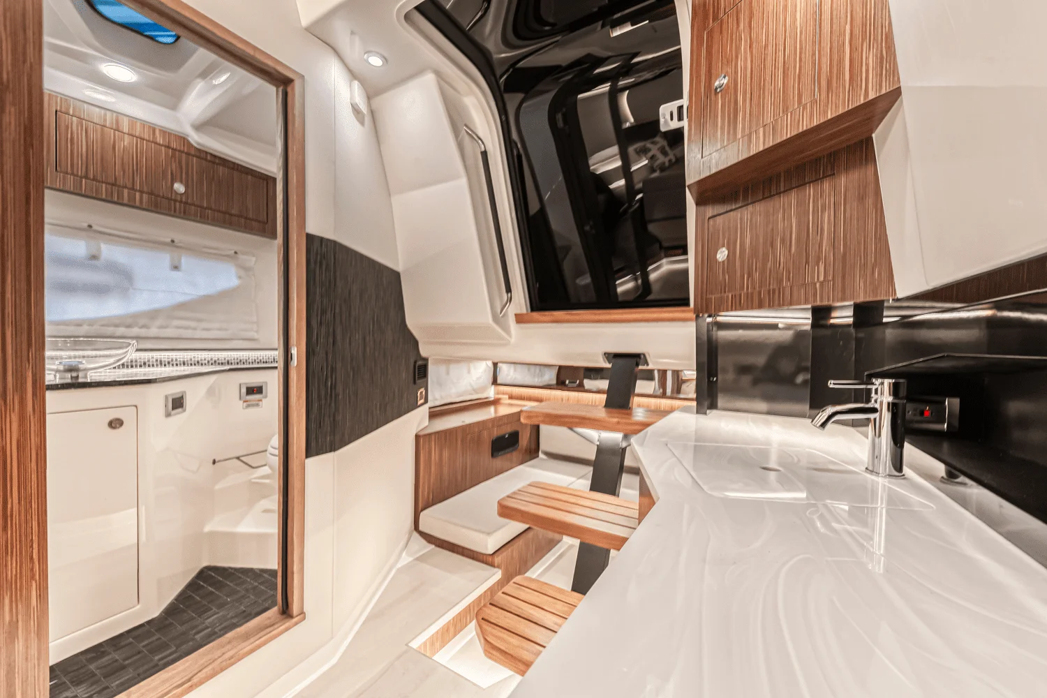 2022 Sea Ray 370 SUNDANCER OUTBOARD Image Thumbnail #63