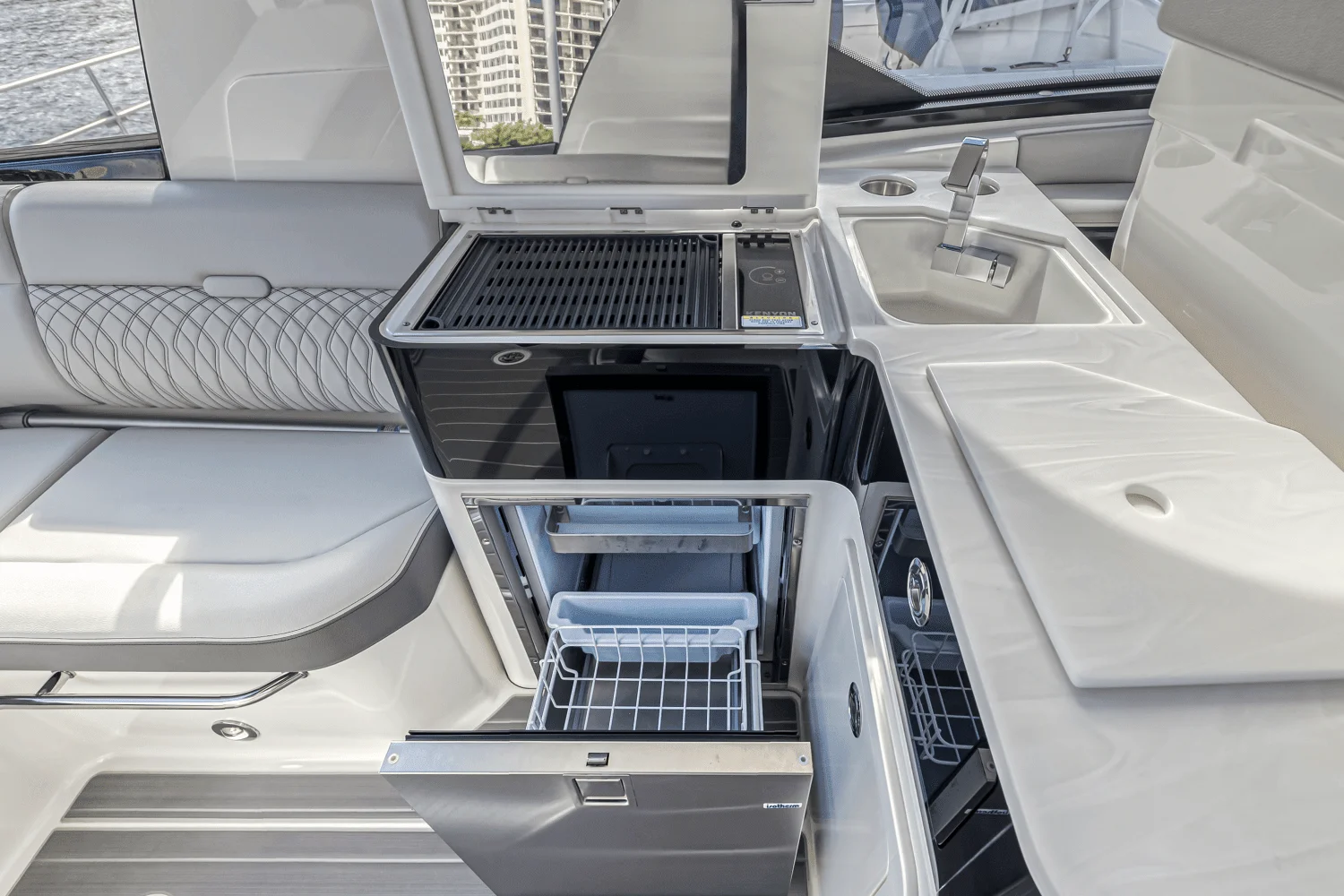 2022 Sea Ray 370 SUNDANCER OUTBOARD Image Thumbnail #55