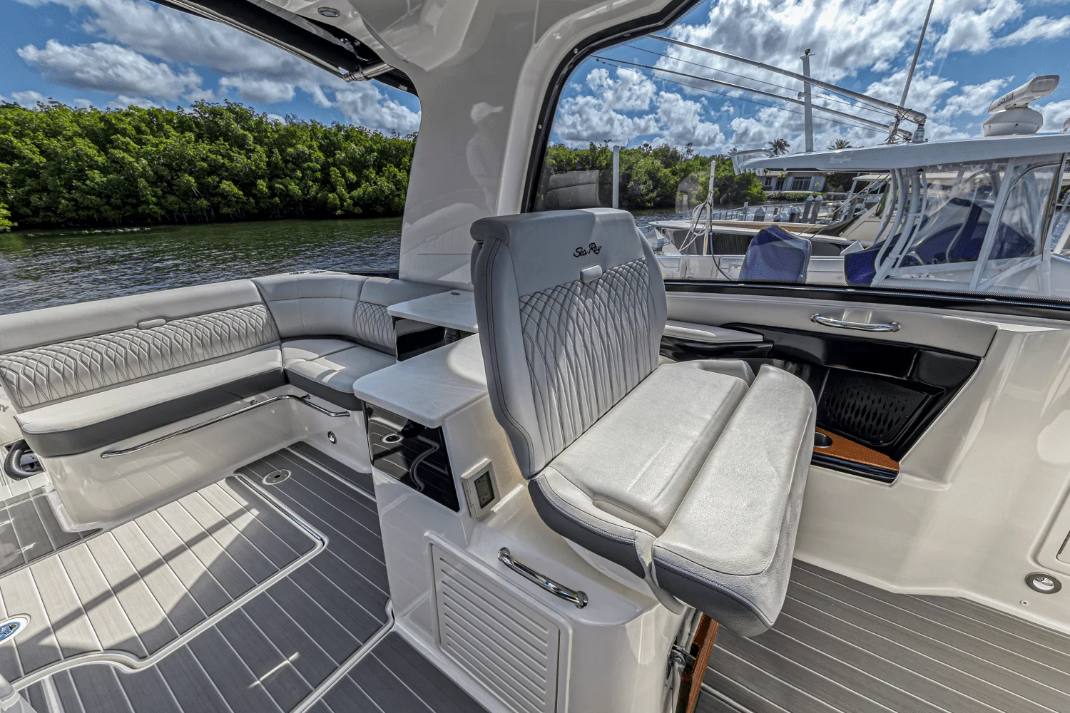 2022 Sea Ray 370 SUNDANCER OUTBOARD Image Thumbnail #7