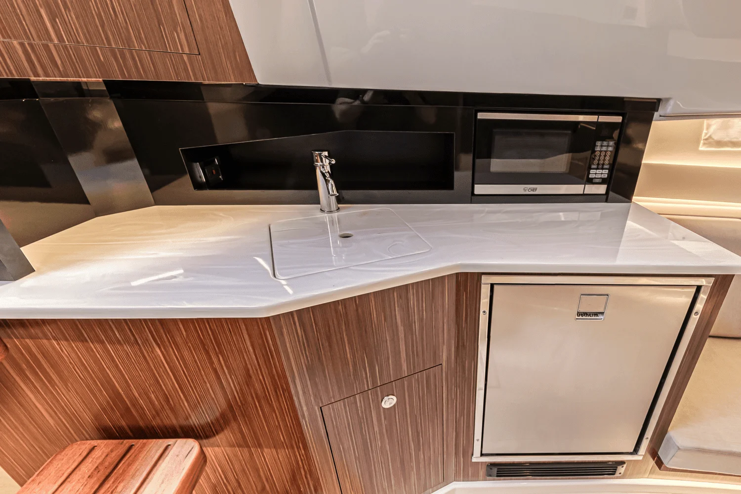 2022 Sea Ray 370 SUNDANCER OUTBOARD Image Thumbnail #31