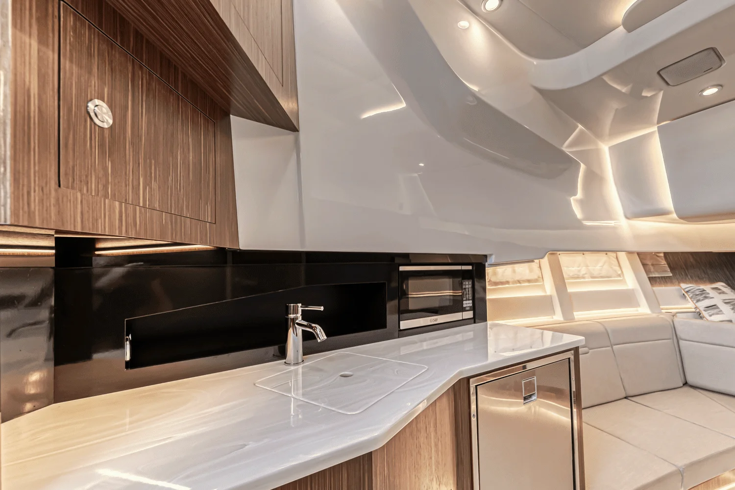 2022 Sea Ray 370 SUNDANCER OUTBOARD Image Thumbnail #32