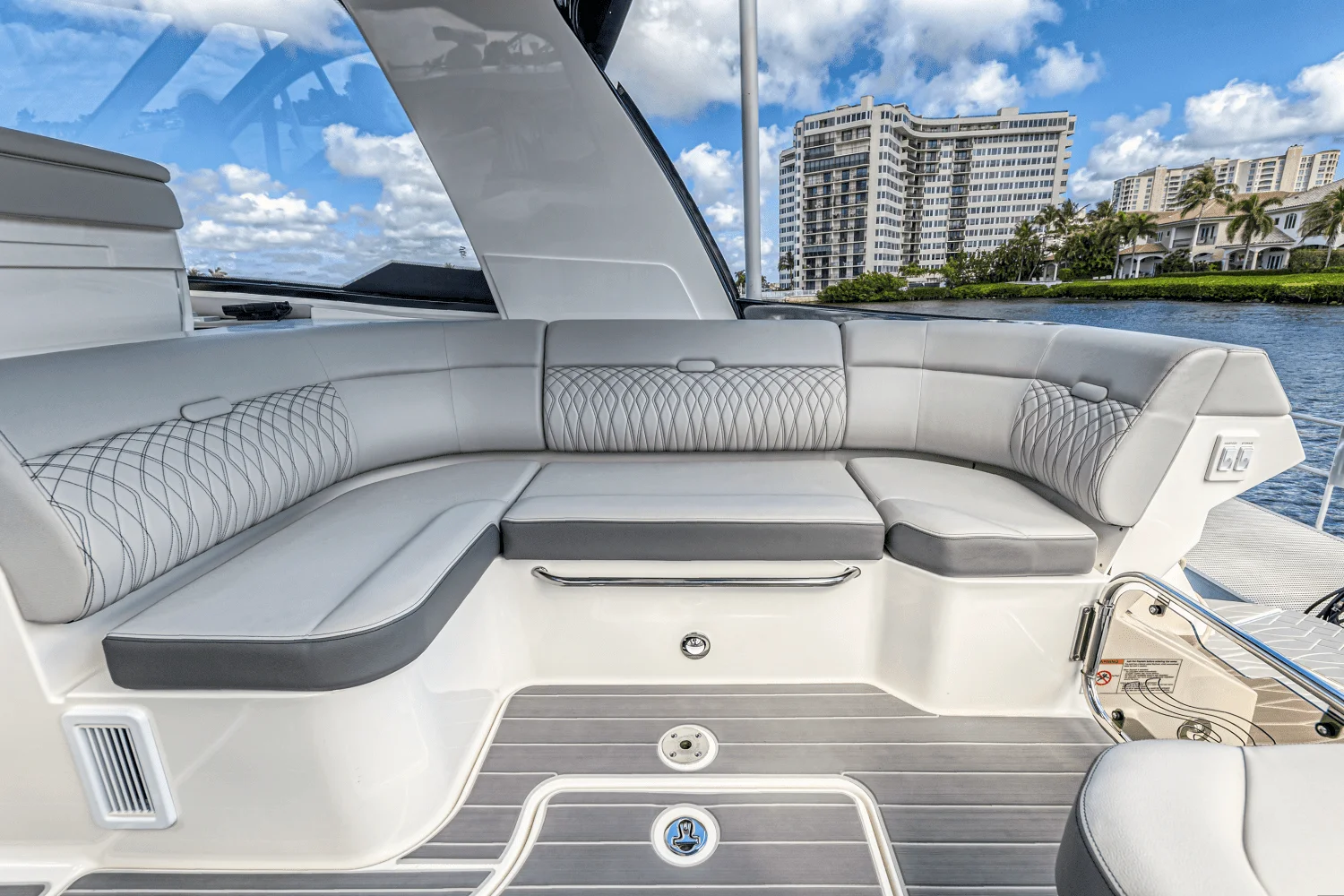 2022 Sea Ray 370 SUNDANCER OUTBOARD Image Thumbnail #9