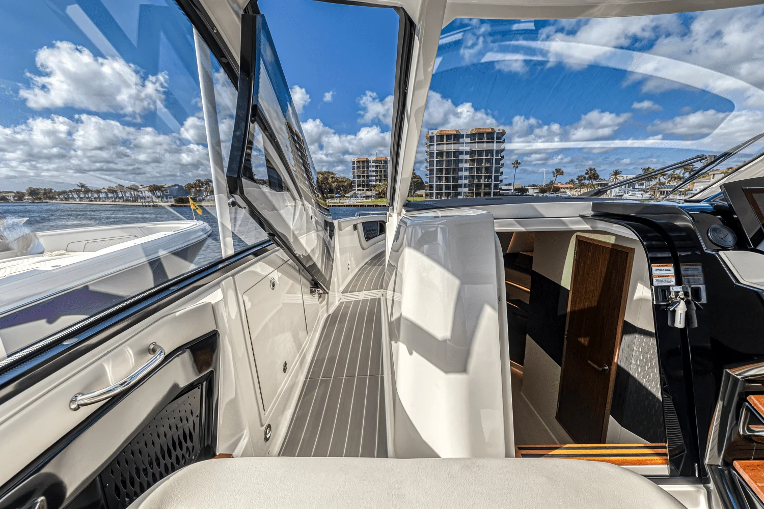2022 Sea Ray 370 SUNDANCER OUTBOARD Image Thumbnail #15