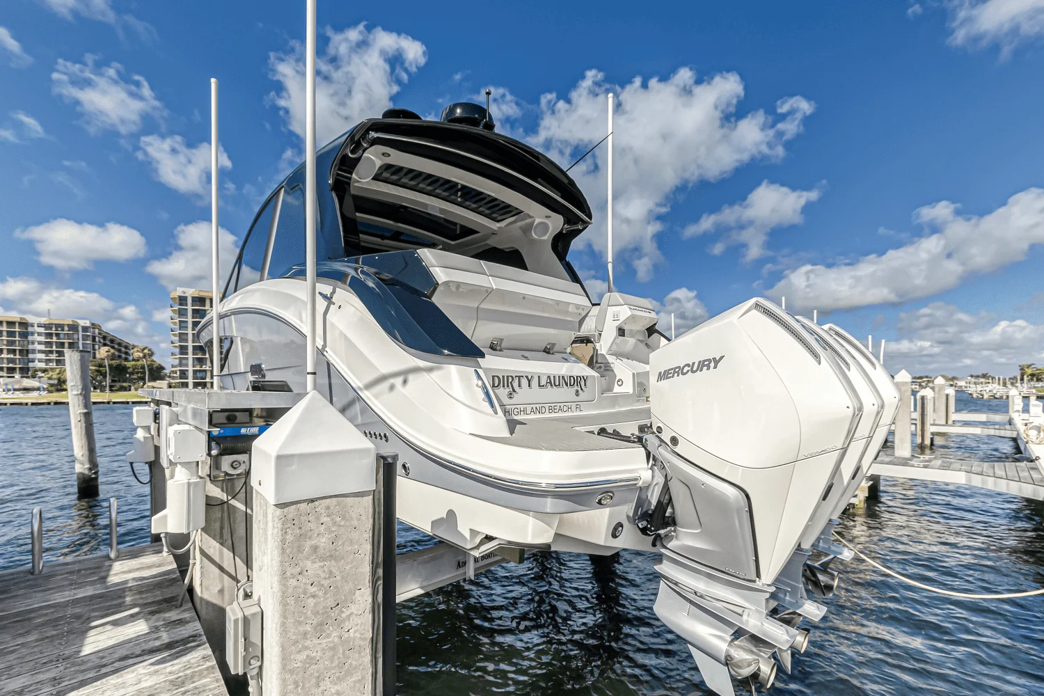 2022 Sea Ray 370 SUNDANCER OUTBOARD Image Thumbnail #3