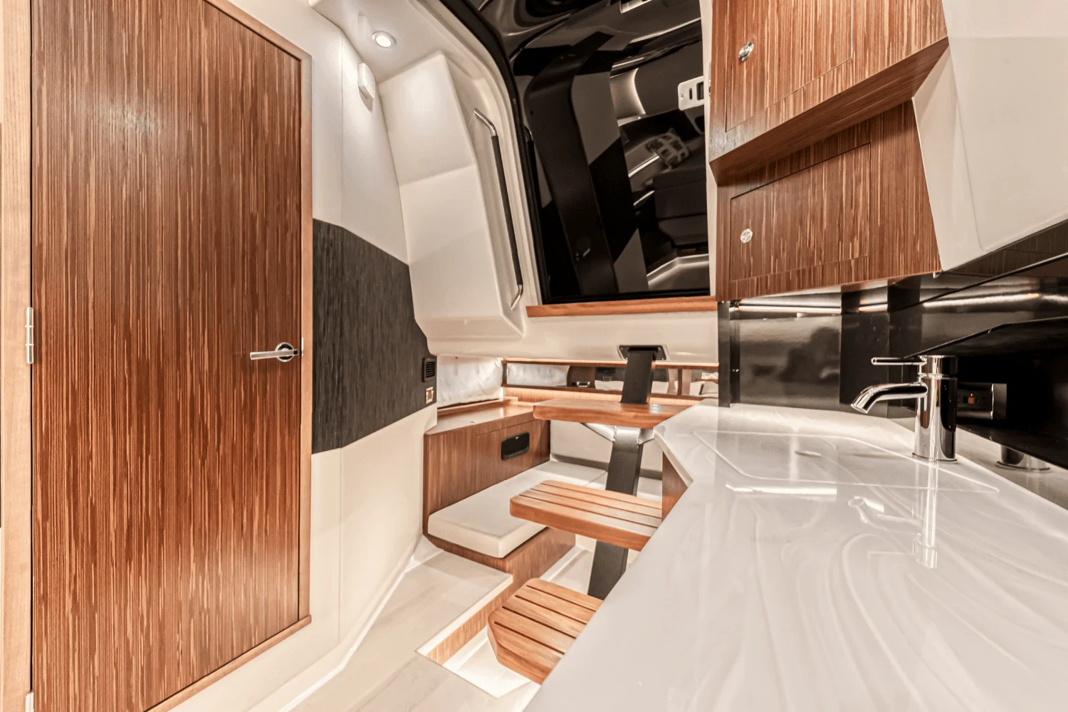 2022 Sea Ray 370 SUNDANCER OUTBOARD Image Thumbnail #22