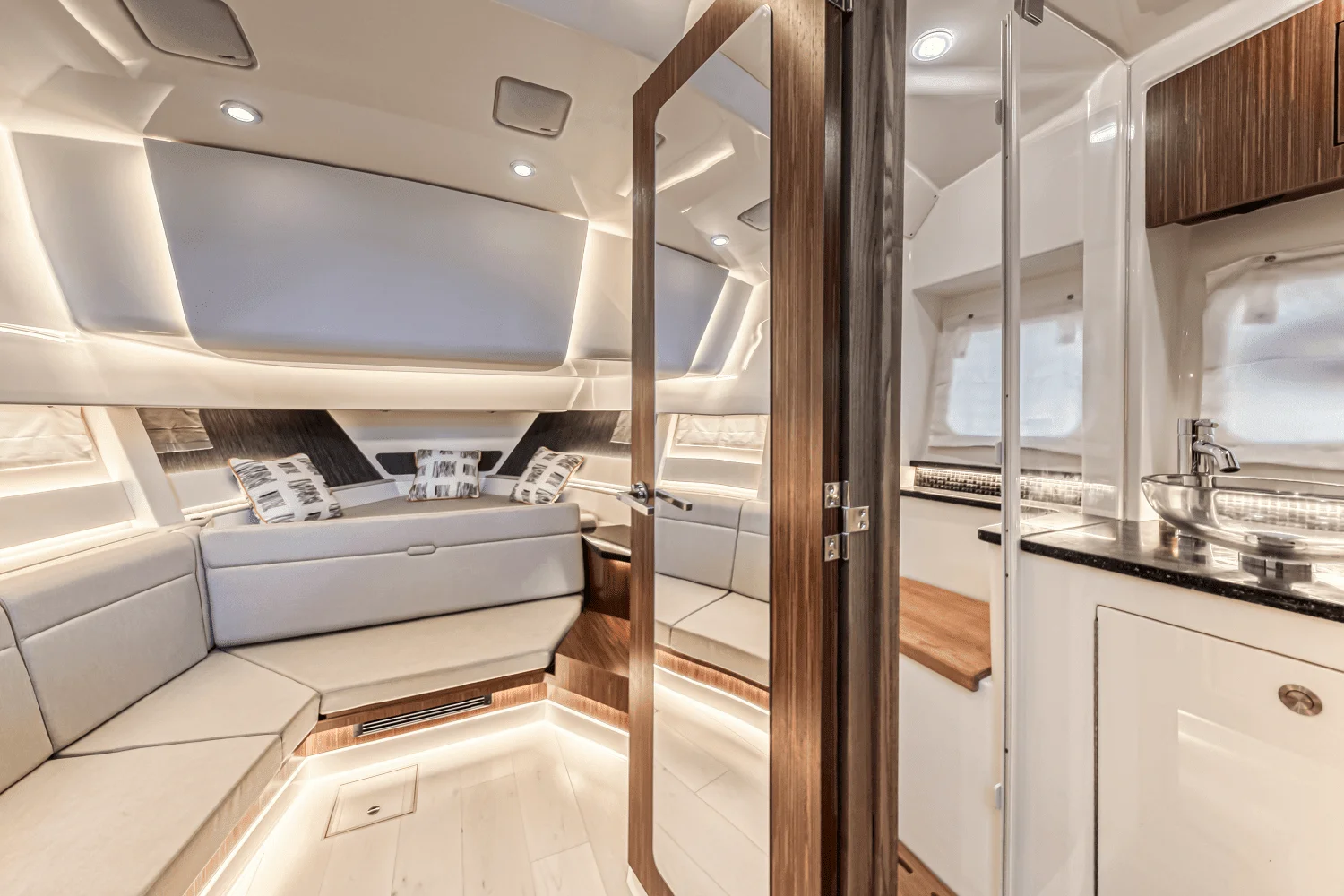 2022 Sea Ray 370 SUNDANCER OUTBOARD Image Thumbnail #21