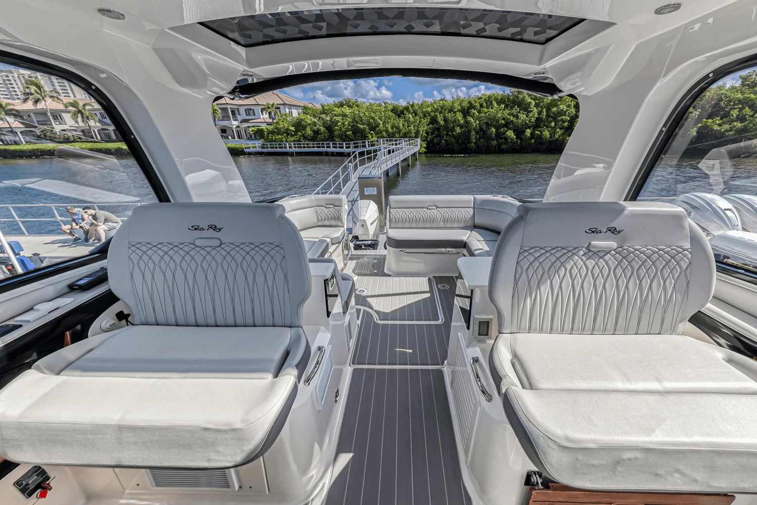 2022 Sea Ray 370 SUNDANCER OUTBOARD Image Thumbnail #5