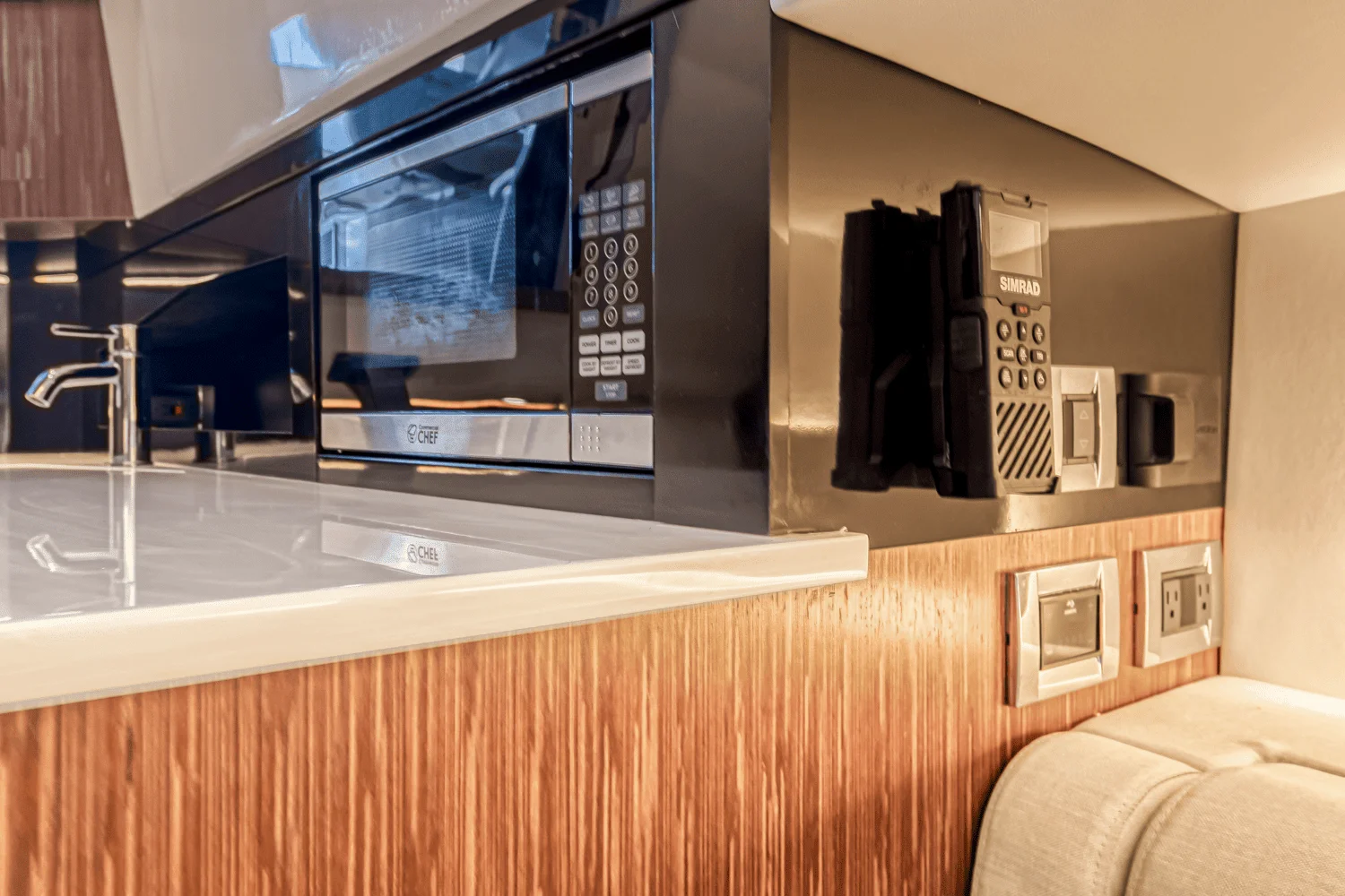 2022 Sea Ray 370 SUNDANCER OUTBOARD Image Thumbnail #34