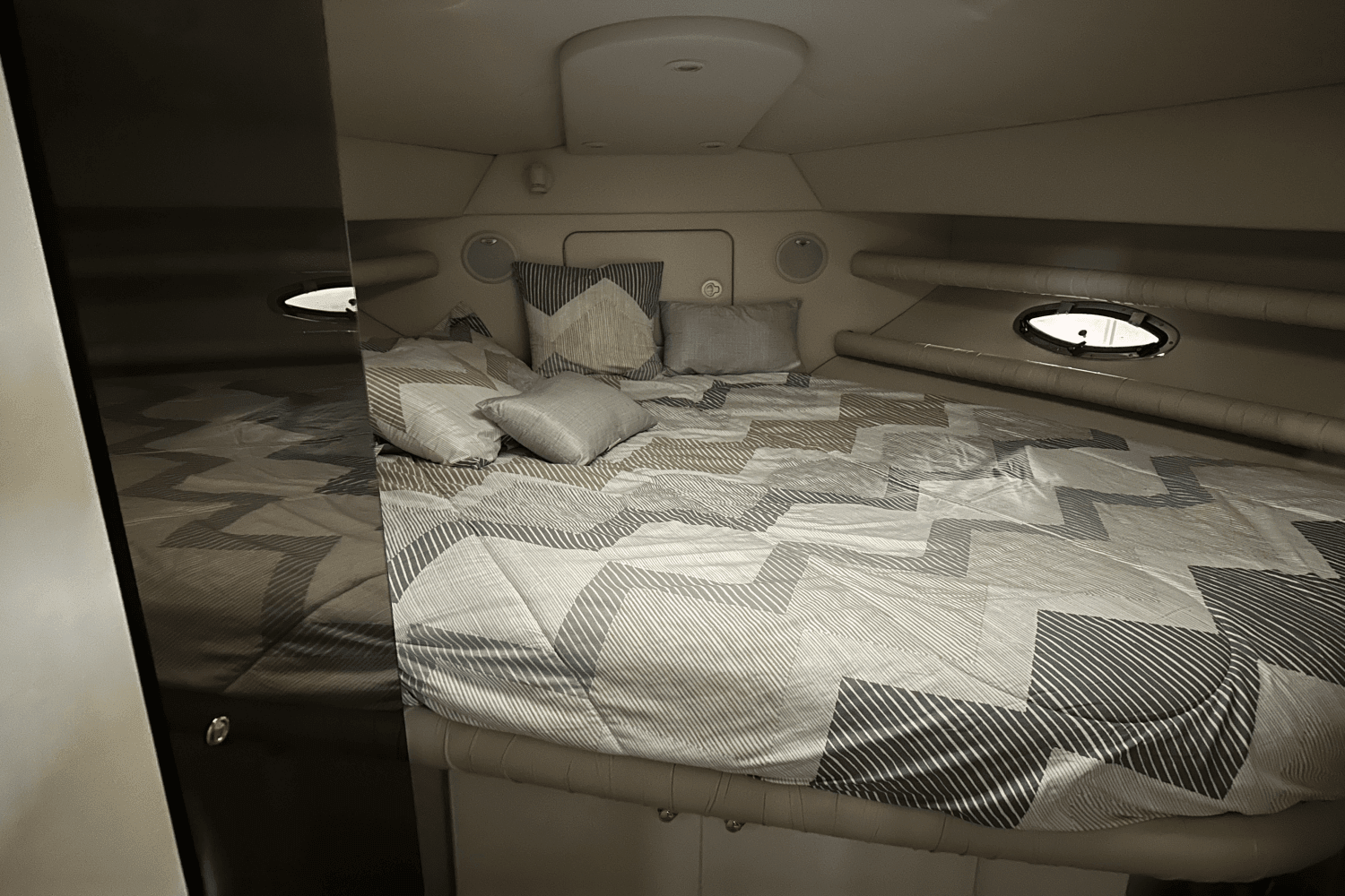 1997 Cruisers Yachts
                                                             3950 AC Image Thumbnail #38