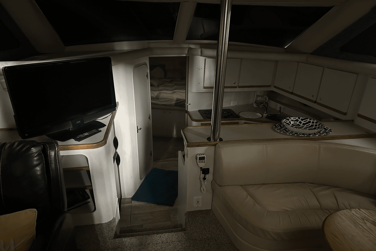 1997 Cruisers Yachts
                                                             3950 AC Image Thumbnail #23