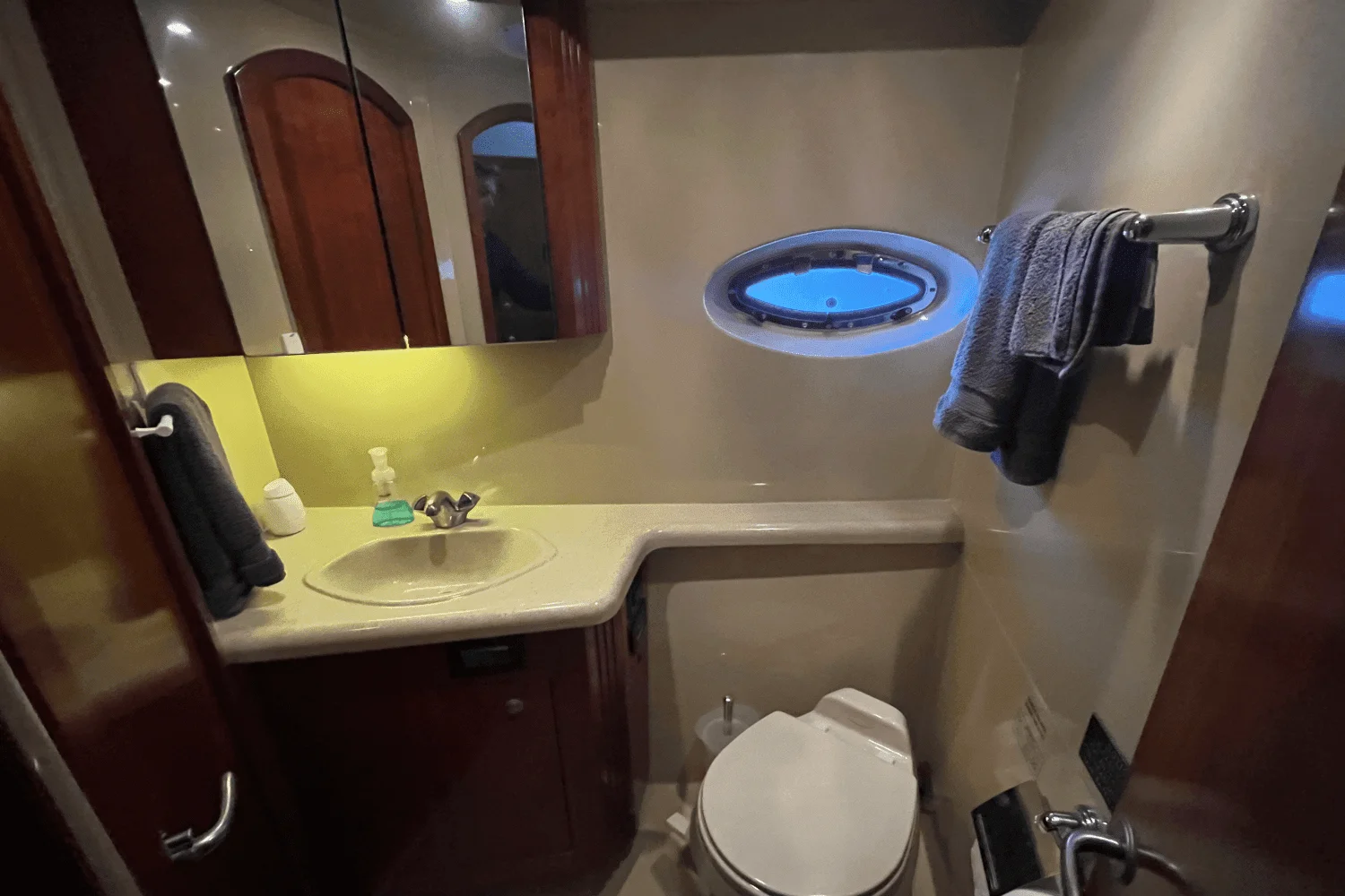 2006 Cruisers Yachts 415 EXPRESS MOTOR YACHT Image Thumbnail #26