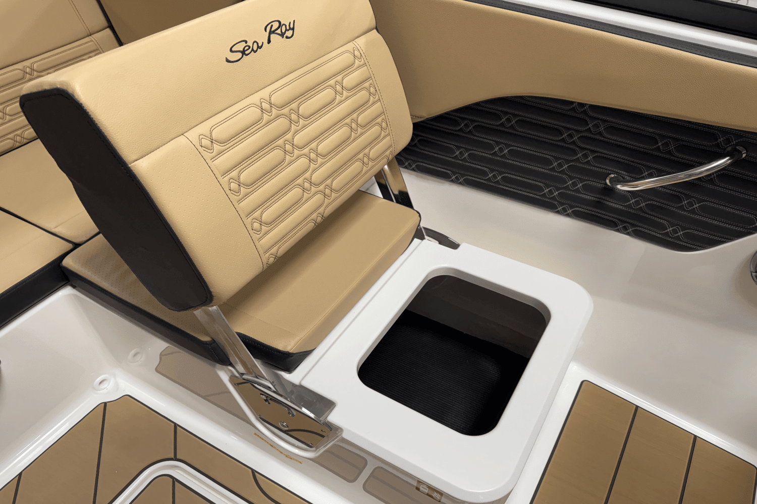 2025 Sea Ray SPX 190 Outboard Image Thumbnail #38