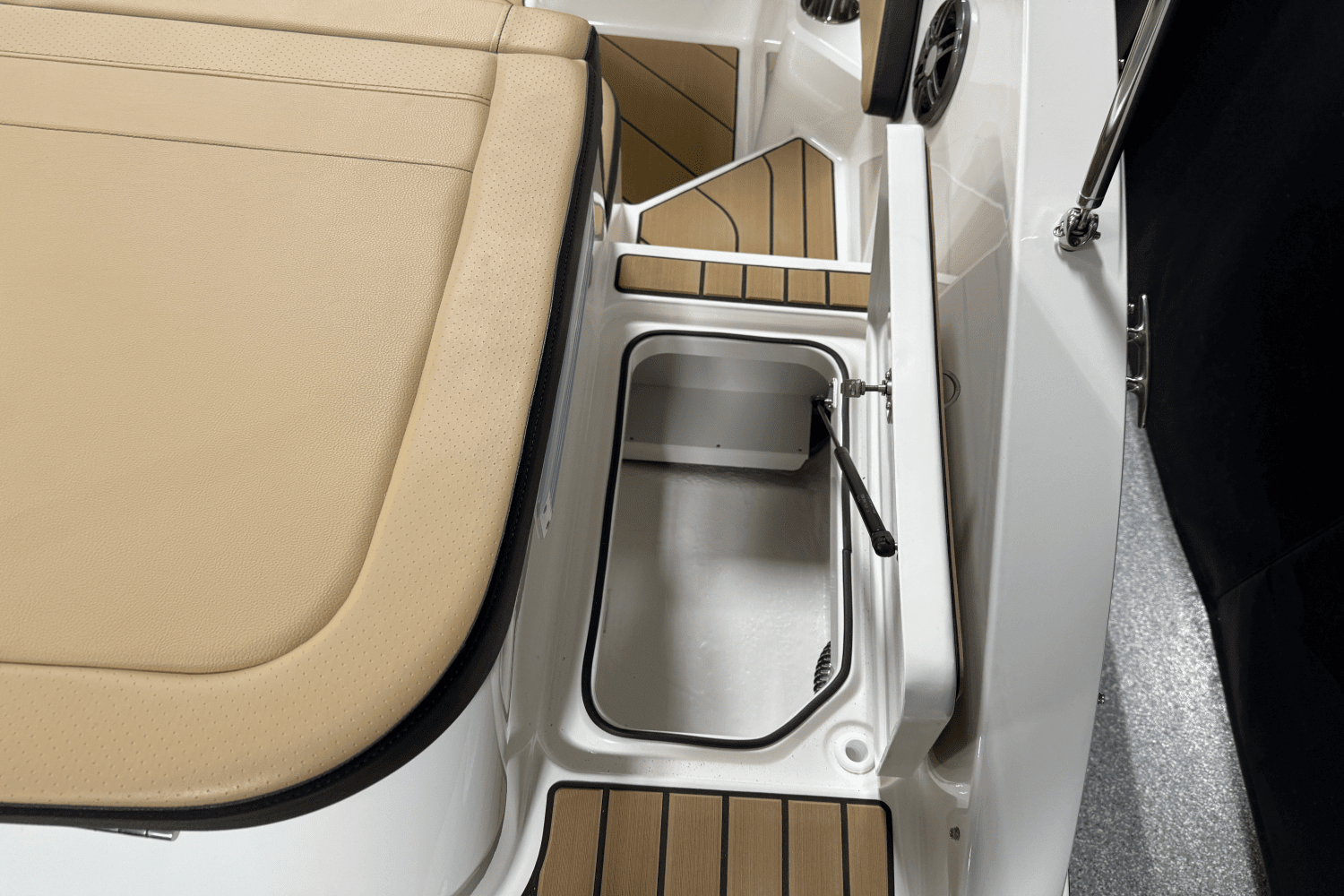 2025 Sea Ray SPX 190 Outboard Image Thumbnail #23