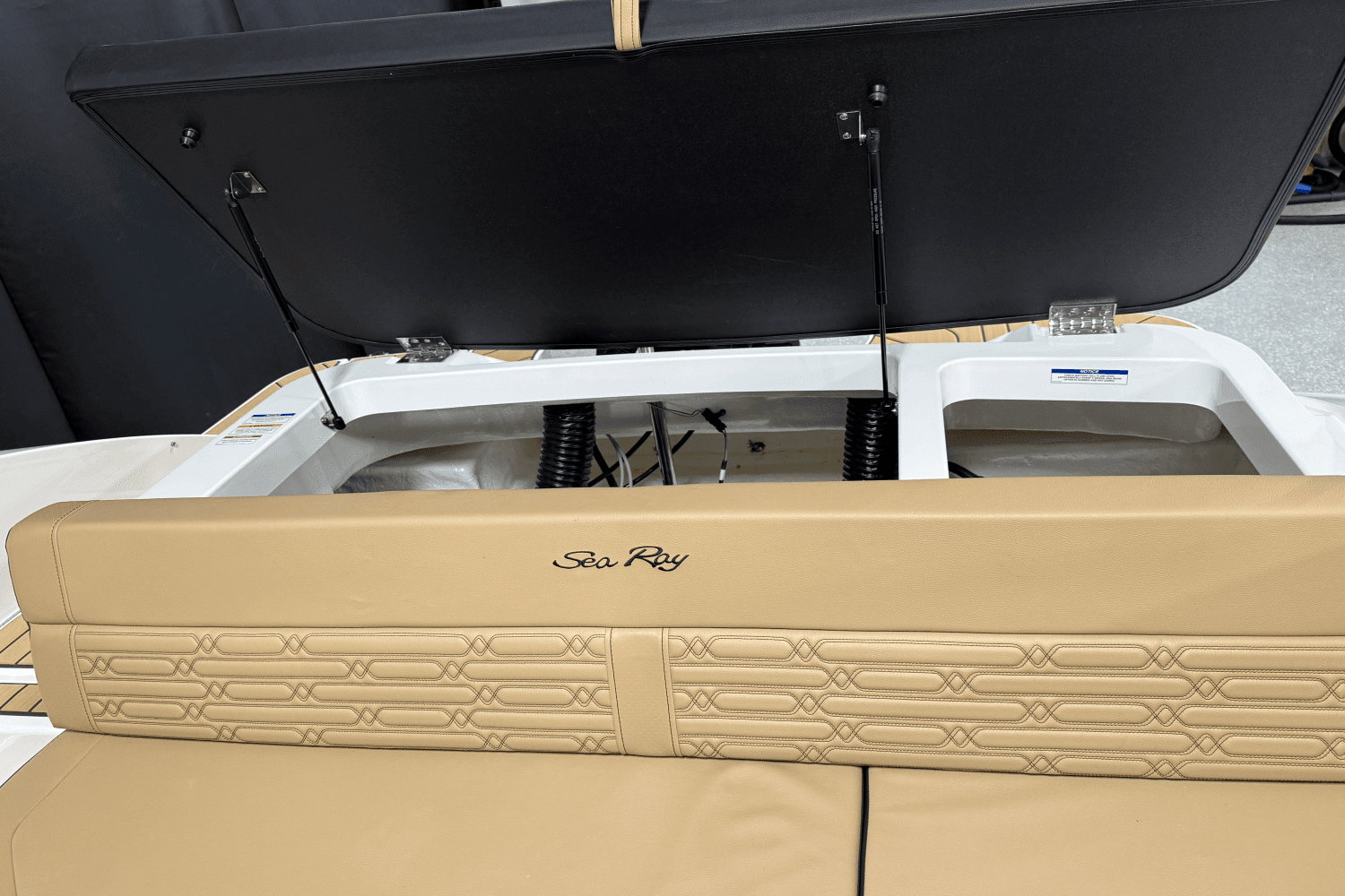 2025 Sea Ray SPX 190 Outboard Image Thumbnail #29