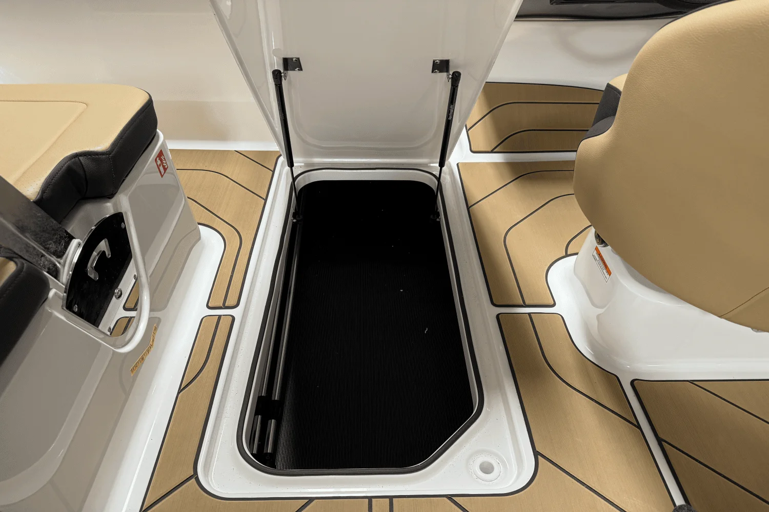 2025 Sea Ray SPX 190 Outboard Image Thumbnail #41