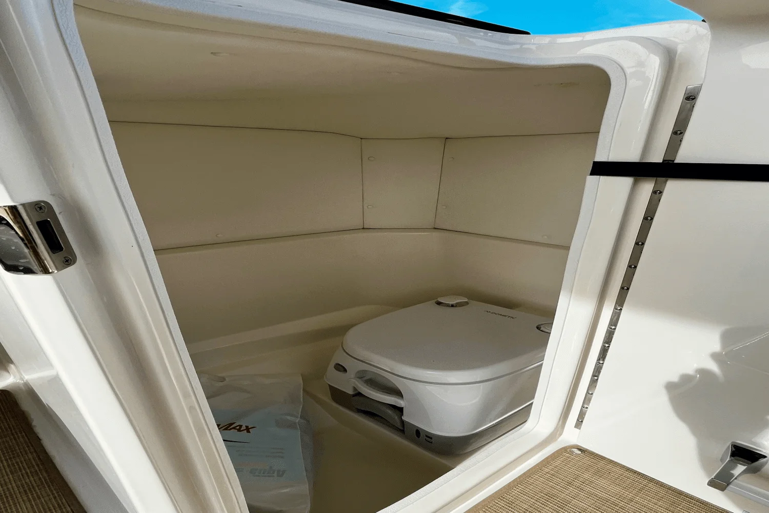 2024 Sea Ray 230 SPX-OB Image Thumbnail #16