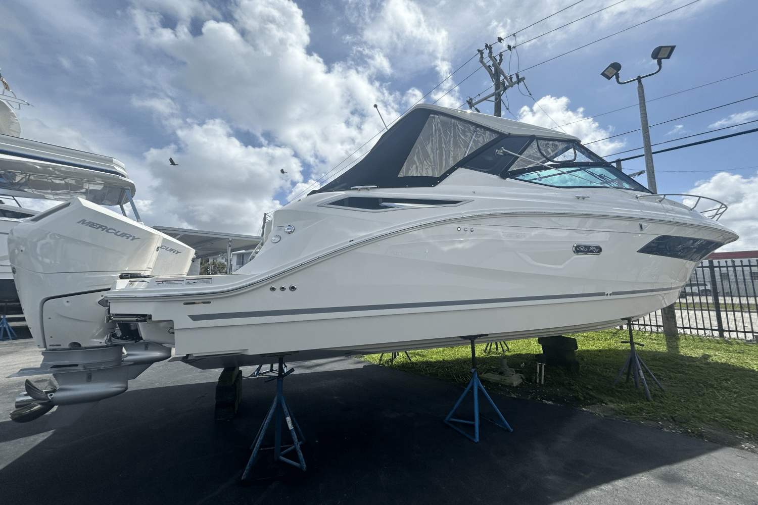 2025 Sea Ray Sundancer 320 Outboard Image Thumbnail #2