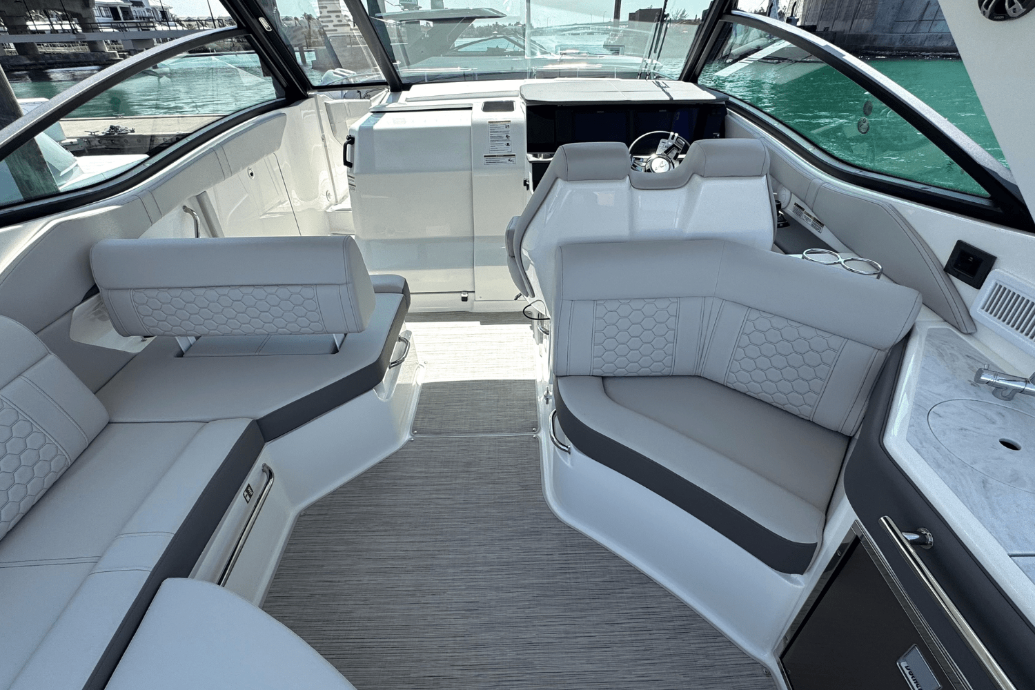 2025 Sea Ray Sundancer 320 Outboard Image Thumbnail #9