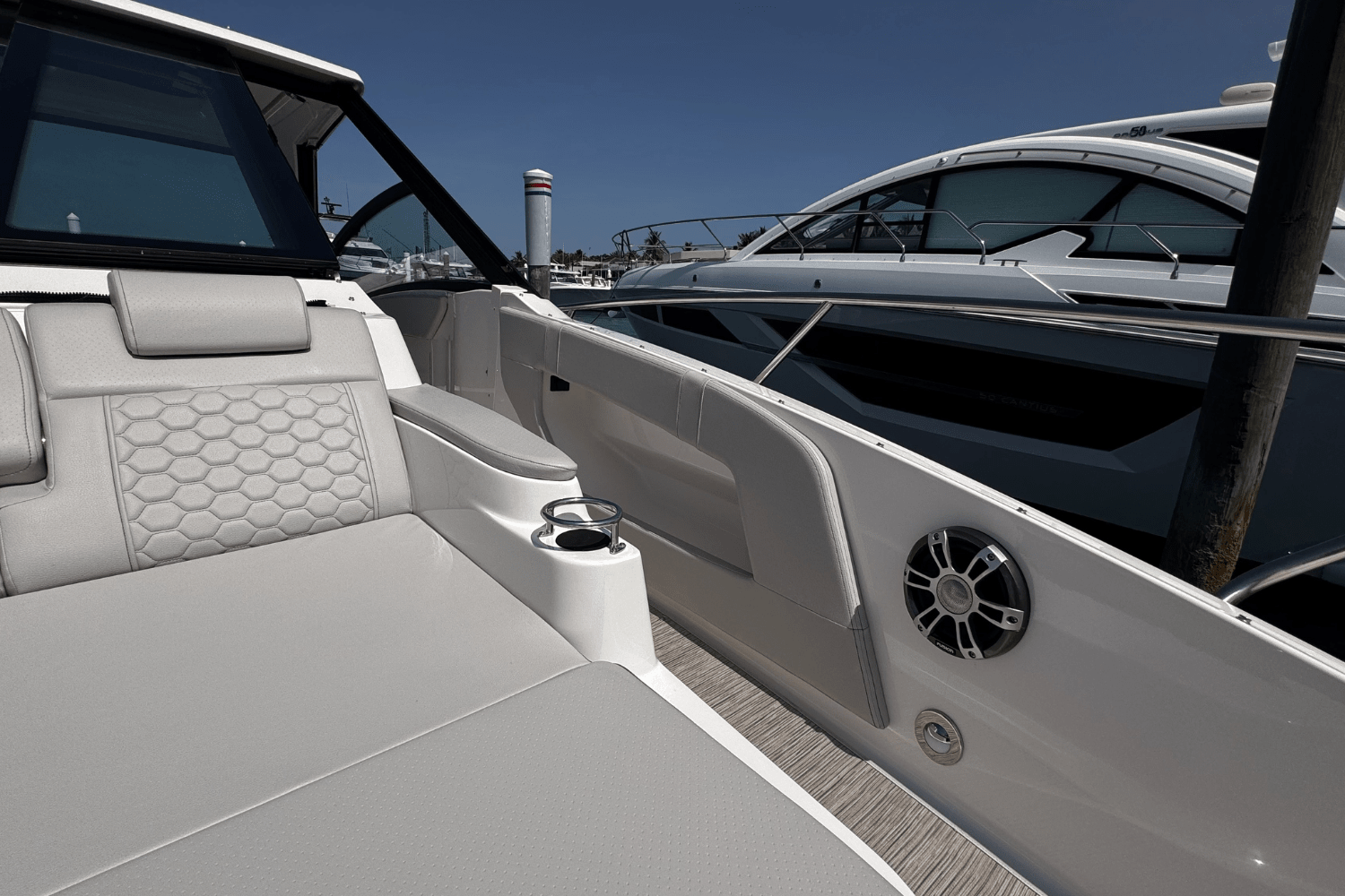 2025 Sea Ray Sundancer 320 Outboard Image Thumbnail #21