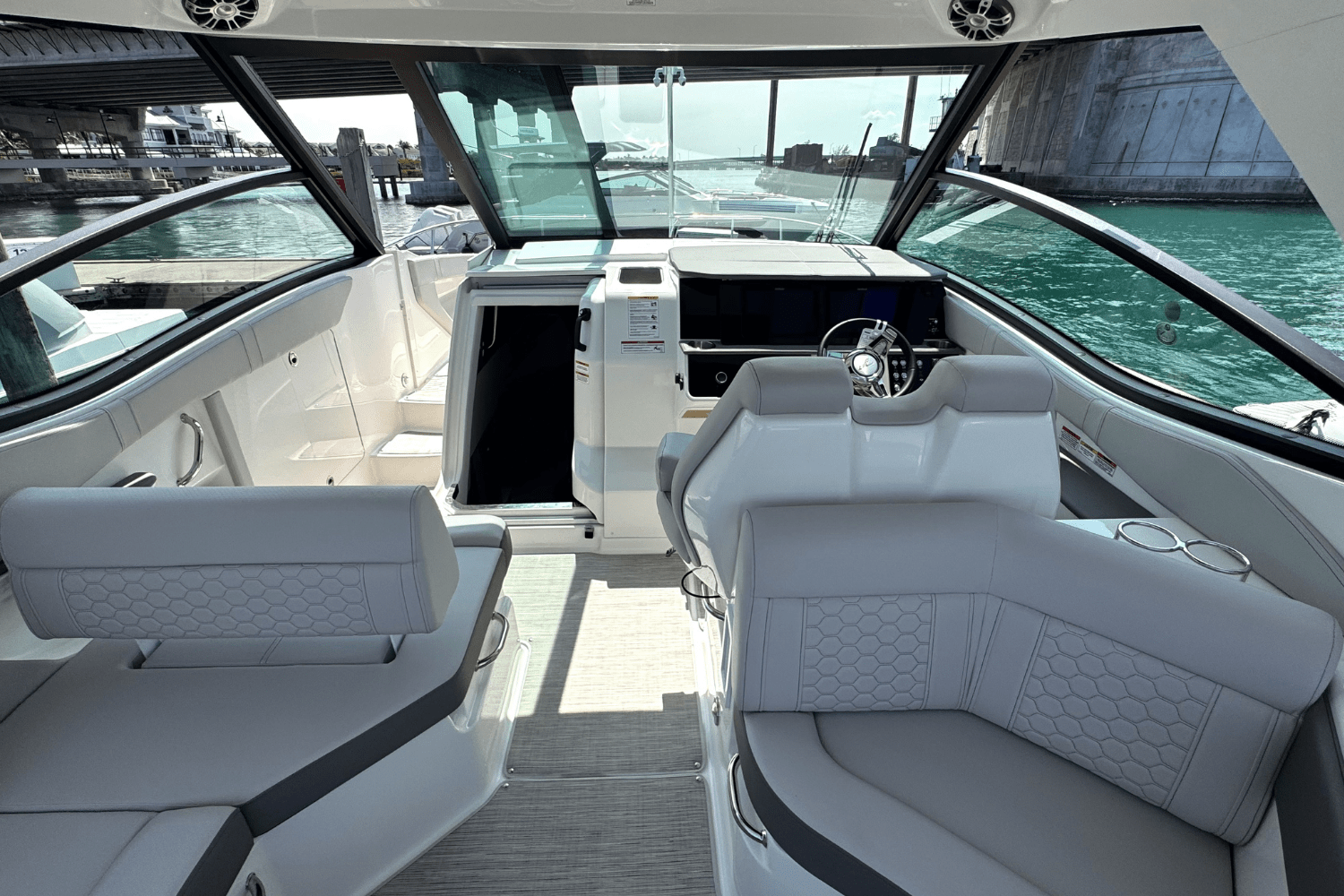2025 Sea Ray Sundancer 320 Outboard Image Thumbnail #10