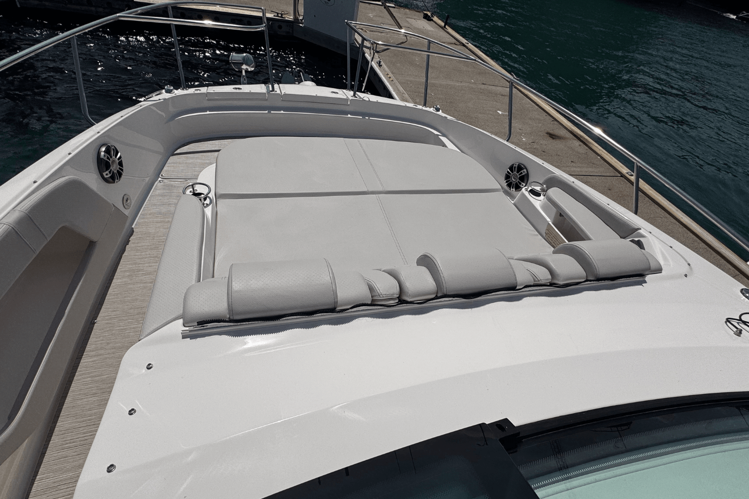 2025 Sea Ray Sundancer 320 Outboard Image Thumbnail #24