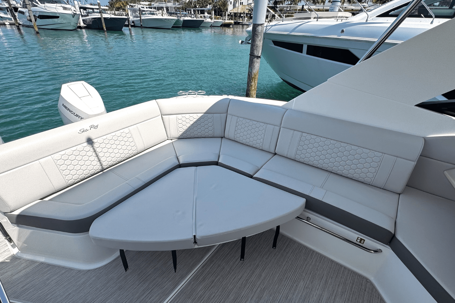 2025 Sea Ray Sundancer 320 Outboard Image Thumbnail #4
