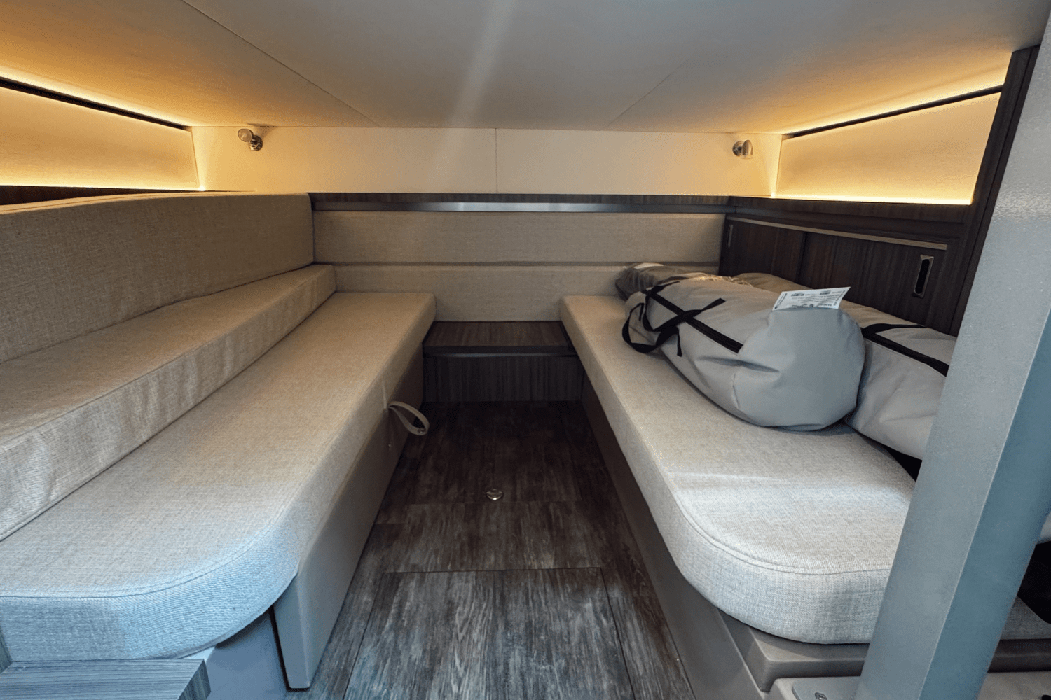 2025 Sea Ray Sundancer 320 Outboard Image Thumbnail #25