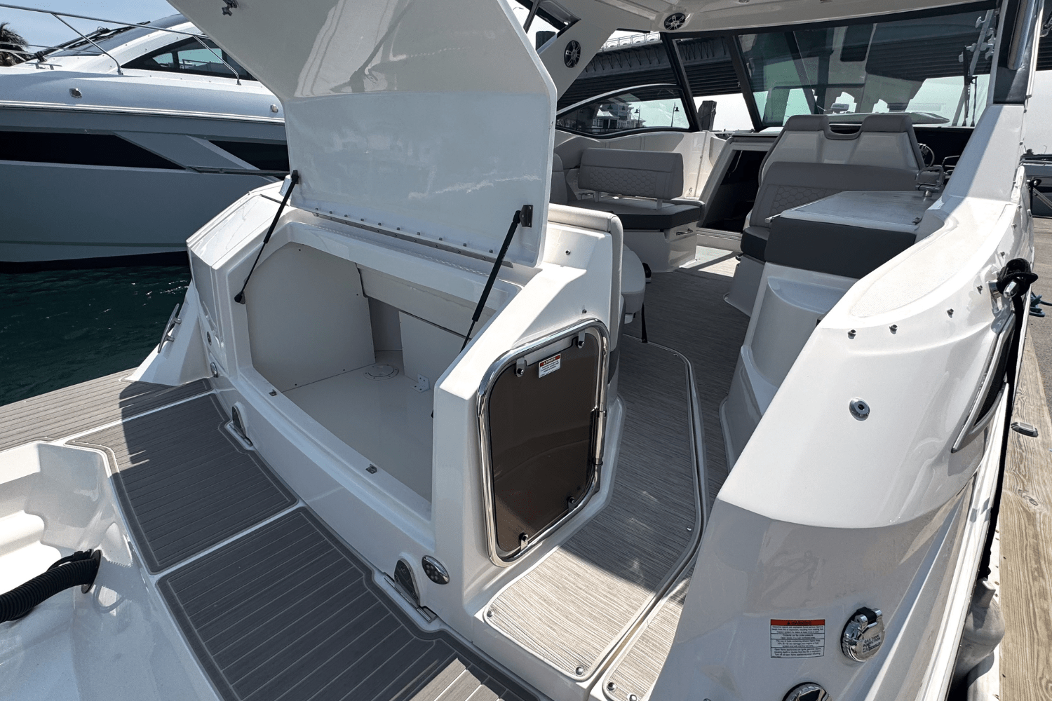2025 Sea Ray Sundancer 320 Outboard Image Thumbnail #18