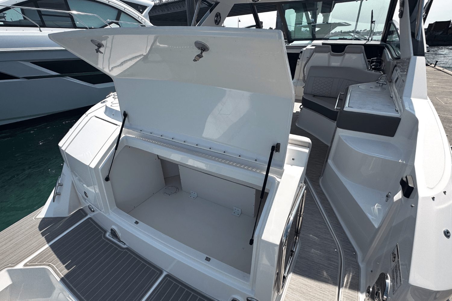2025 Sea Ray Sundancer 320 Outboard Image Thumbnail #19