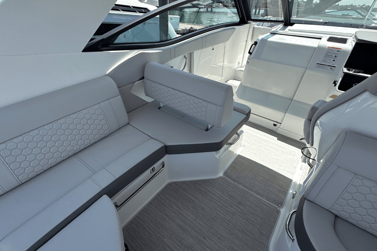 2025 Sea Ray Sundancer 320 Outboard Image Thumbnail #15