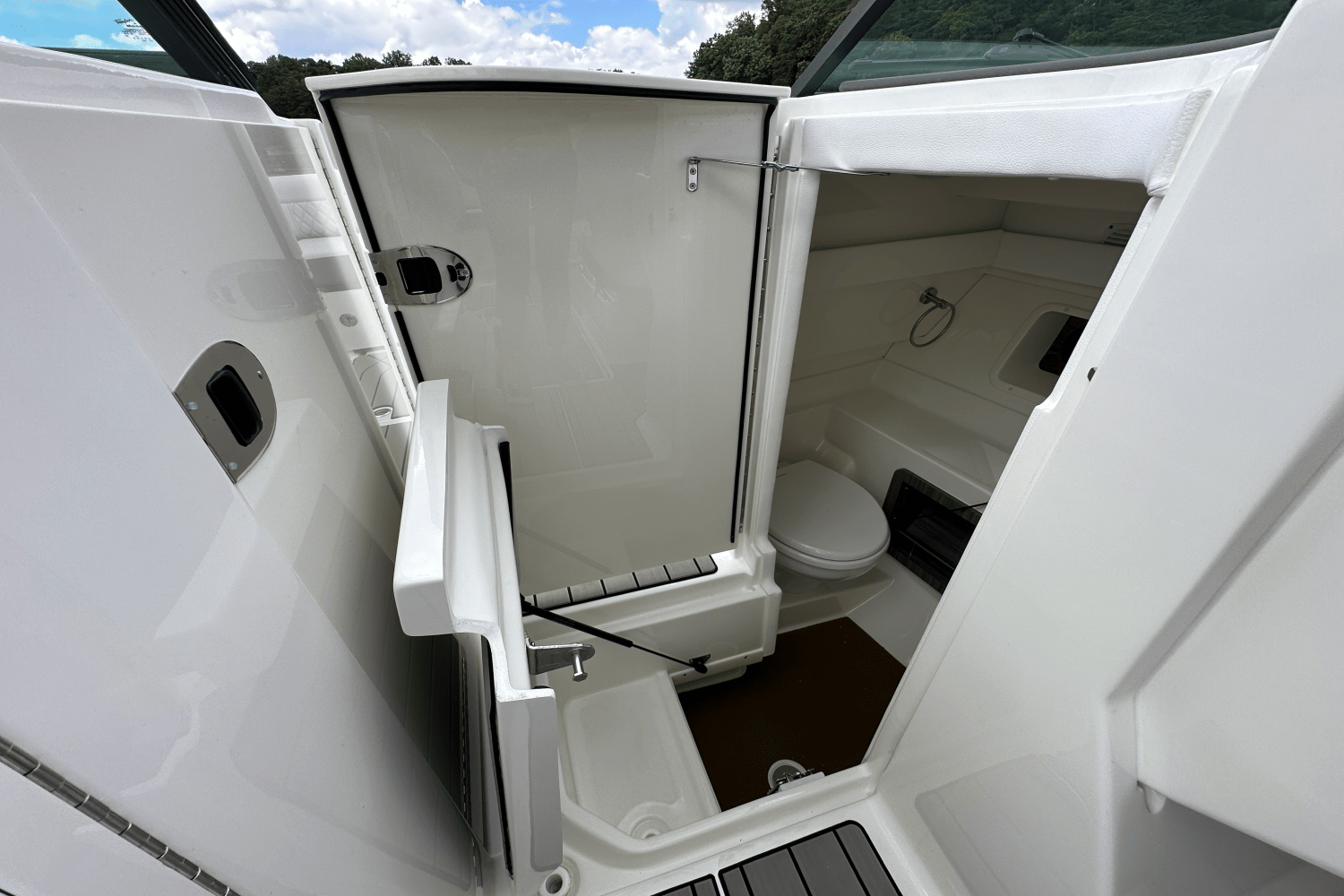 2026 Sea Ray SLX 350 Image Thumbnail #34