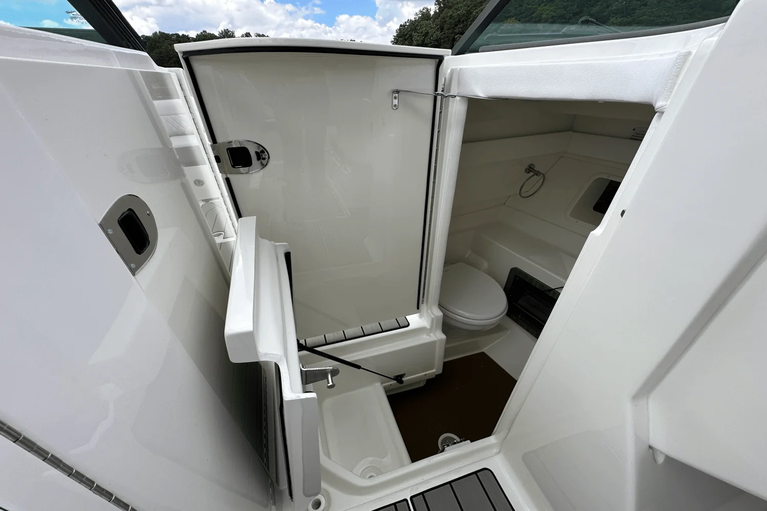 2026 Sea Ray SLX 350 Image Thumbnail #34