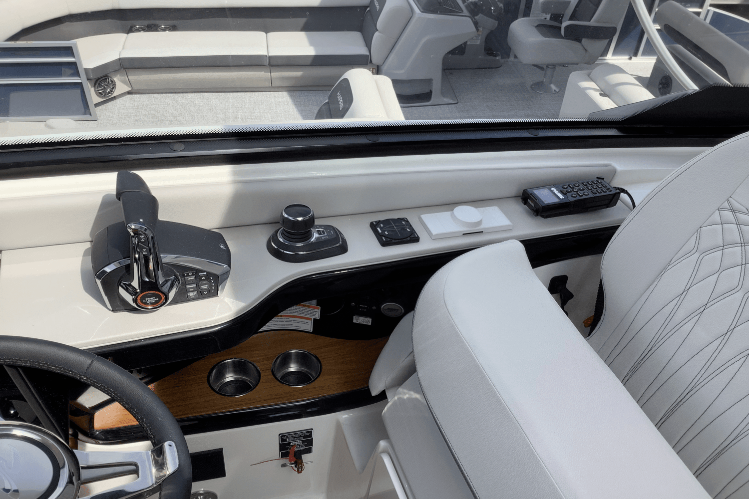 2025 Sea Ray Sundancer 370 Image Thumbnail #21