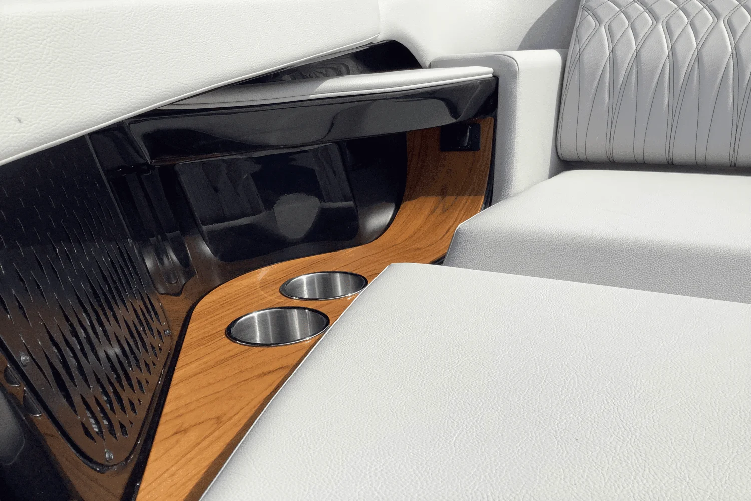 2025 Sea Ray Sundancer 370 Image Thumbnail #13